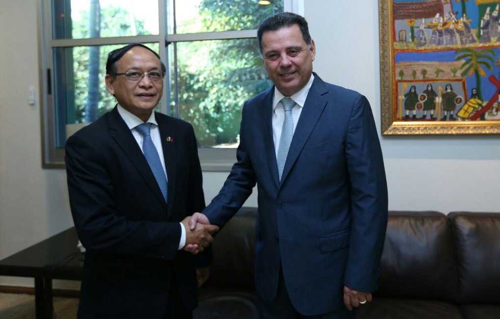 O governador Marconi Perillo recebeu nesta segunda-feira, no Palácio das Esmeraldas, o embaixador do Vietnam no Brasil, Nguyen Van Kien; embaixador afirmou existir grandes oportunidades para ampliar os acordos bilaterais com Goiás e que pode ajudar apresentando empresários vietnamitas; “O Vietnam compra muito milho, soja e carnes de frango e bovina. Estamos interessados em máquinas para industrialização de cana de açúcar”, disse Marconi (Foto: José Barbacena) O governador Marconi Perillo recebeu nesta segunda-feira, no Palácio das Esmeraldas, o embaixador do Vietnam no Brasil, Nguyen Van Kien; embaixador afirmou existir grandes oportunidades para ampliar os acordos bilaterais com Goiás e que pode ajudar apresentando empresários vietnamitas; “O Vietnam compra muito milho, soja e carnes de frango e bovina. Estamos interessados em máquinas para industrialização de cana de açúcar”, disse Marconi