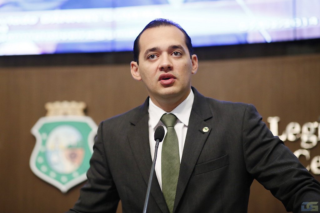 O objetivo do deputado estadual Danniel Oliveira (PMDB) é mobilizar o Legislativo, no sentido de manifestar a discordância com a decisão do Supremo Tribunal Federal (STF), que declarou inconstitucional a Lei Estadual que regulamenta a prática. “A vaquejada faz parte da cultura nordestina, influenciando na roupa que vestimos no dia-dia, nas gírias que usamos. É uma fonte de renda para milhares de brasileiros, principalmente os nordestinos” (Foto: Rodrigo Rocha) O objetivo do deputado estadual Danniel Oliveira (PMDB) é mobilizar o Legislativo, no sentido de manifestar a discordância com a decisão do Supremo Tribunal Federal (STF), que declarou inconstitucional a Lei Estadual que regulamenta a prática. “A vaquejada faz parte da cultura nordestina, influenciando na roupa que vestimos no dia-dia, nas gírias que usamos. É uma fonte de renda para milhares de brasileiros, principalmente os nordestinos”