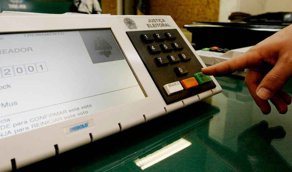Segundo dados do Tribunal Superior Eleitoral (TSE), o município alagoano de Pindoba, com apenas 2.479 votantes, apresenta o menor número de pessoas aptas a votar nas eleições municipais deste ano; já Maceió, além de apresentar o maior número de eleitores, 579.962, é também o único município onde pode ocorrer segundo turno (Foto: Voney Malta) Segundo dados do Tribunal Superior Eleitoral (TSE), o município alagoano de Pindoba, com apenas 2.479 votantes, apresenta o menor número de pessoas aptas a votar nas eleições municipais deste ano; já Maceió, além de apresentar o maior número de eleitores, 579.962, é também o único município onde pode ocorrer segundo turno