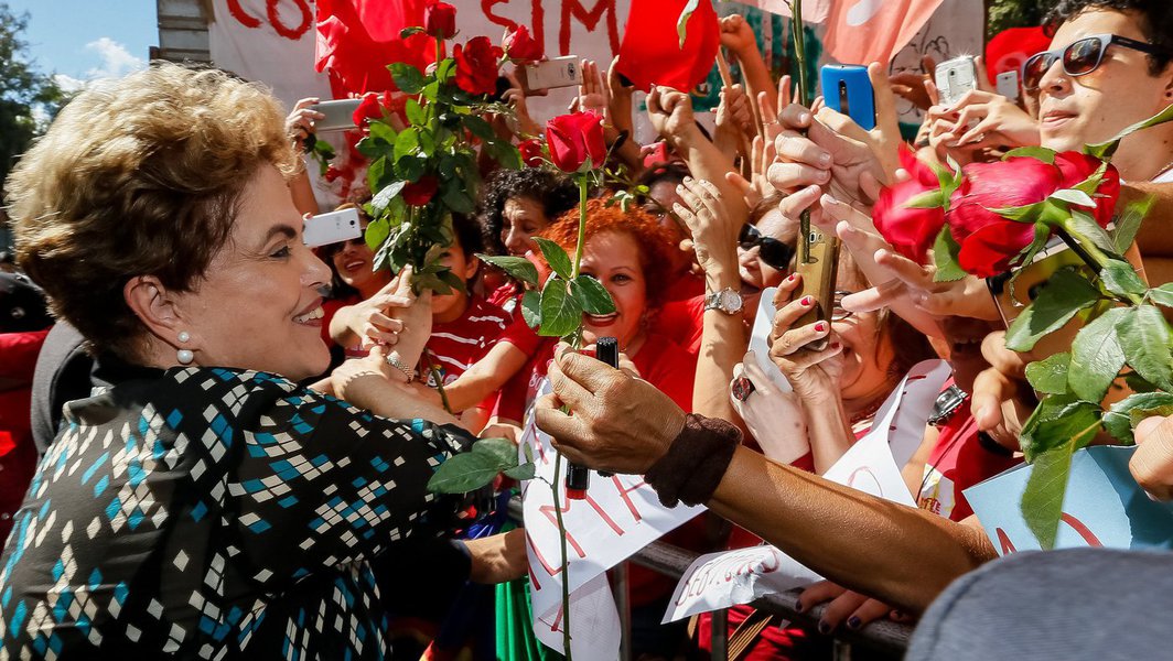 "A história costuma ser irônica. Mais uma prova disso é que, duramente criticada inclusive por seus pares de PT, Dilma Rousseff pode ser a via pela qual o próprio PT pode vir a se recuperar como partido, pelo menos em parte. Com toda a crise que levou o Brasil a uma das fases mais obscuras de sua história, Dilma tem protagonizado nas últimas semanas um fenômeno extremamente interessante: sua popularidade cresce a olhos vistos. Mais do que isso: ela está superando a popularidade que poucos (ou ninguém) esperavam que poderia ter"; a análise é do jornalista Eduardo Maretti, para quem, "Dilma tem incendiado uma militância até outro dia adormecida" e se mostra "um passo à frente do petismo lulista" (Foto: Eduardo Maretti) "A história costuma ser irônica. Mais uma prova disso é que, duramente criticada inclusive por seus pares de PT, Dilma Rousseff pode ser a via pela qual o próprio PT pode vir a se recuperar como partido, pelo menos em parte. Com toda a crise que levou o Brasil a uma das fases mais obscuras de sua história, Dilma tem protagonizado nas últimas semanas um fenômeno extremamente interessante: sua popularidade cresce a olhos vistos. Mais do que isso: ela está superando a popularidade que poucos (ou ninguém) esperavam que poderia ter"; a análise é do jornalista Eduardo Maretti, para quem, "Dilma tem incendiado uma militância até outro dia adormecida" e se mostra "um passo à frente do petismo lulista"