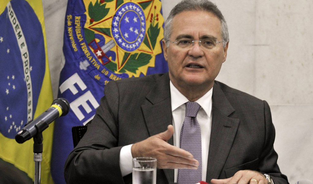 Presidente do Senado, Renan Calheiros disse que tem pressa em deliberar sobre a questão por ser “uma demanda prioritária” do Supremo Tribunal Federal (STF), em especial do ministro Gilmar Mendes; Questionado sobre a conveniência de propor punições por abuso de poder a membros do Ministério Público no momento em que são deflagradas operações contra políticos acusados de corrupção, Renan negou que a proposta seja uma tentativa de interferir na Lava Jato; “A esta altura há uma pressão muito grande na sociedade para que essas coisas se esclareçam. Qualquer fato, do maior ao menor” (Foto: Roberta Namour) Presidente do Senado, Renan Calheiros disse que tem pressa em deliberar sobre a questão por ser “uma demanda prioritária” do Supremo Tribunal Federal (STF), em especial do ministro Gilmar Mendes; Questionado sobre a conveniência de propor punições por abuso de poder a membros do Ministério Público no momento em que são deflagradas operações contra políticos acusados de corrupção, Renan negou que a proposta seja uma tentativa de interferir na Lava Jato; “A esta altura há uma pressão muito grande na sociedade para que essas coisas se esclareçam. Qualquer fato, do maior ao menor”