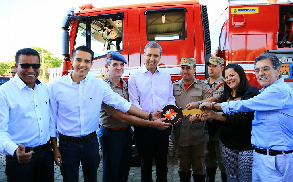 O vice-governador e secretário de Segurança Pública, José Eliton, inaugurou, na manhã desta quinta-feira, em Uruaçu, as novas instalações da 5ª Companhia Independente Bombeiro Militar (5ª CIBM), construída em parceria pelo governo do estado e a Prefeitura de Uruaçu, com apoio da iniciativa privada; nova sede tem 714 metros quadrados de área construída e custou cerca de R$ 717 mil de recursos públicos e privados; para Eliton, a nova unidade significa uma conquista importante para o Corpo de Bombeiros do Estado de Goiás e também para a população da cidade e região (Foto: José Barbacena) O vice-governador e secretário de Segurança Pública, José Eliton, inaugurou, na manhã desta quinta-feira, em Uruaçu, as novas instalações da 5ª Companhia Independente Bombeiro Militar (5ª CIBM), construída em parceria pelo governo do estado e a Prefeitura de Uruaçu, com apoio da iniciativa privada; nova sede tem 714 metros quadrados de área construída e custou cerca de R$ 717 mil de recursos públicos e privados; para Eliton, a nova unidade significa uma conquista importante para o Corpo de Bombeiros do Estado de Goiás e também para a população da cidade e região