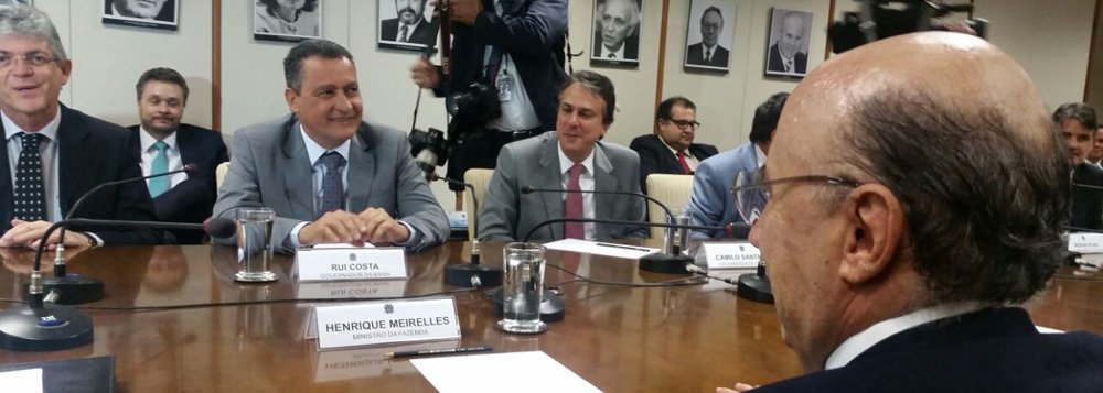 "É necessário que haja um equilíbrio no tratamento dos estados, considerando as diferenças regionais. Os estados do Nordeste fizeram ao longo dos anos um dever de casa, apertaram o cinto, pagaram suas contas e, por isso, hoje por exemplo têm margem para tomar crédito", disse o governador Rui Costa em sua primeira reunião com o ministro interino da Fazenda, Henrique Meirelles, nesta quinta-feira (7), em Brasília, em encontro que reuniu os governantes da região Nordeste (Foto: Romulo Faro) "É necessário que haja um equilíbrio no tratamento dos estados, considerando as diferenças regionais. Os estados do Nordeste fizeram ao longo dos anos um dever de casa, apertaram o cinto, pagaram suas contas e, por isso, hoje por exemplo têm margem para tomar crédito", disse o governador Rui Costa em sua primeira reunião com o ministro interino da Fazenda, Henrique Meirelles, nesta quinta-feira (7), em Brasília, em encontro que reuniu os governantes da região Nordeste