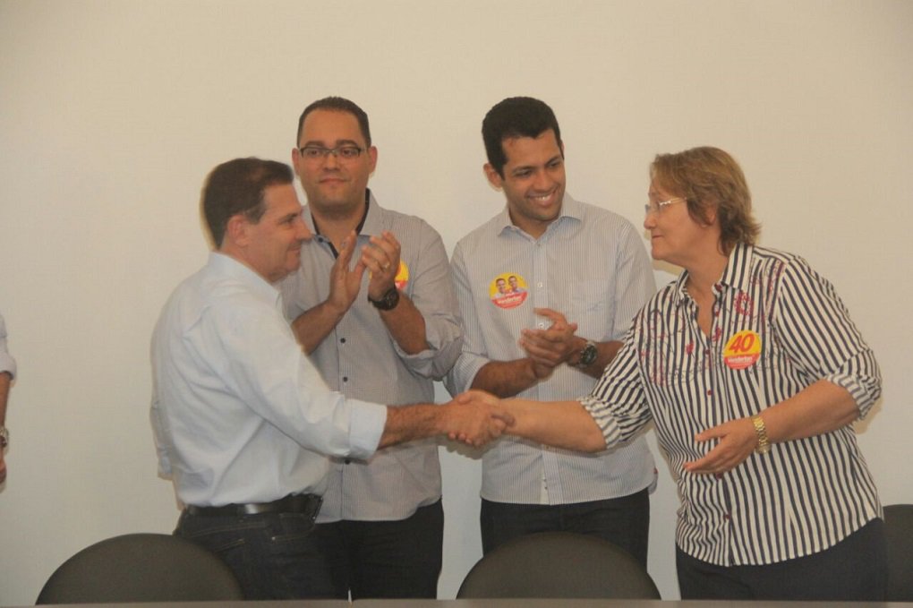 O deputado estadual Virmondes Cruvinel (PPS) e a candidata a vice na coligação do delegado Waldir (PR), Rose Cruvinel (PMN), oficializaram apoio à candidatura de Vanderlan Cardoso (PSB) à prefeitura de Goiânia; “Estamos recebendo apoios de muita qualidade, como o do deputado Virmondes e da Dra. Rose, que são pessoas que tem grande respeito e prestígio por parte da população. A partir do momento que políticos como eles, que são bem avaliados, com certeza agregam projetos e também os votos”, comemorou o candidato do PSB (Foto: José Barbacena) O deputado estadual Virmondes Cruvinel (PPS) e a candidata a vice na coligação do delegado Waldir (PR), Rose Cruvinel (PMN), oficializaram apoio à candidatura de Vanderlan Cardoso (PSB) à prefeitura de Goiânia; “Estamos recebendo apoios de muita qualidade, como o do deputado Virmondes e da Dra. Rose, que são pessoas que tem grande respeito e prestígio por parte da população. A partir do momento que políticos como eles, que são bem avaliados, com certeza agregam projetos e também os votos”, comemorou o candidato do PSB