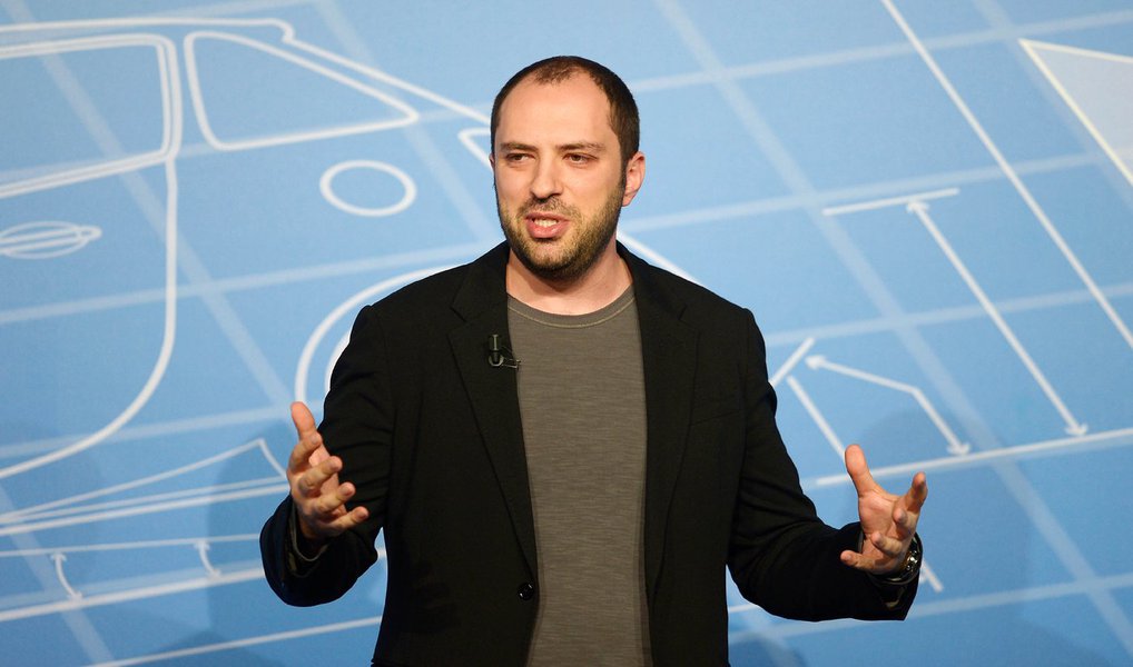 Diretor executivo do WhatsApp, Jan Koum, disse em sua página no Facebook que a empresa está trabalhando para restabelecer o serviço no Brasil e considerou "chocante que menos de dois meses depois que o povo brasileiro e legisladores rejeitaram o bloqueio dos serviços como WhatsApp, a história se repete"; "Estamos sendo questionados por informações que não temos", acrescentou; o bloqueio do WhatsApp foi determinado pela Justiça do Rio de Janeiro, que alegou que a empresa descumpriu decisão judicial ao não fornecer o conteúdo de mensagens de investigados (Foto: Paulo Emílio) Diretor executivo do WhatsApp, Jan Koum, disse em sua página no Facebook que a empresa está trabalhando para restabelecer o serviço no Brasil e considerou "chocante que menos de dois meses depois que o povo brasileiro e legisladores rejeitaram o bloqueio dos serviços como WhatsApp, a história se repete"; "Estamos sendo questionados por informações que não temos", acrescentou; o bloqueio do WhatsApp foi determinado pela Justiça do Rio de Janeiro, que alegou que a empresa descumpriu decisão judicial ao não fornecer o conteúdo de mensagens de investigados