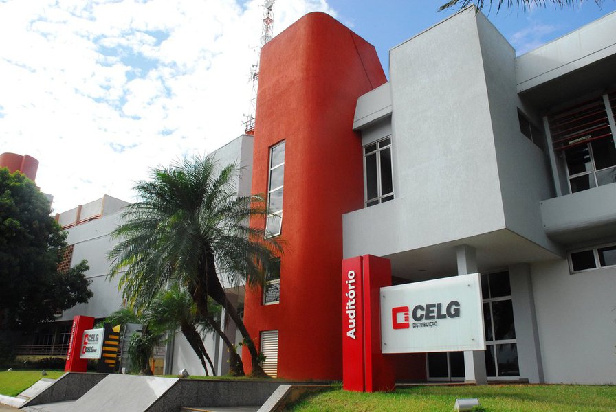 Distribuidora de energia de Goiás, Celg D, em processo de privatização, terá dívida com a Caixa Econômica Federal assumida pelo governo do estado; empresa será a única beneficiária de medida anunciada nesta quinta-feira, 21, pelo governo federal, que autoriza os governos estaduais assumirem dívidas de empresas estatais de energia; Celg D atende a 2,61 milhões de unidades consumidoras em Goiás e é responsável pelo atendimento de 237 municípios do estado, o que corresponde a mais de 98,7% do território goiano (Foto: Aquiles Lins) Distribuidora de energia de Goiás, Celg D, em processo de privatização, terá dívida com a Caixa Econômica Federal assumida pelo governo do estado; empresa será a única beneficiária de medida anunciada nesta quinta-feira, 21, pelo governo federal, que autoriza os governos estaduais assumirem dívidas de empresas estatais de energia; Celg D atende a 2,61 milhões de unidades consumidoras em Goiás e é responsável pelo atendimento de 237 municípios do estado, o que corresponde a mais de 98,7% do território goiano