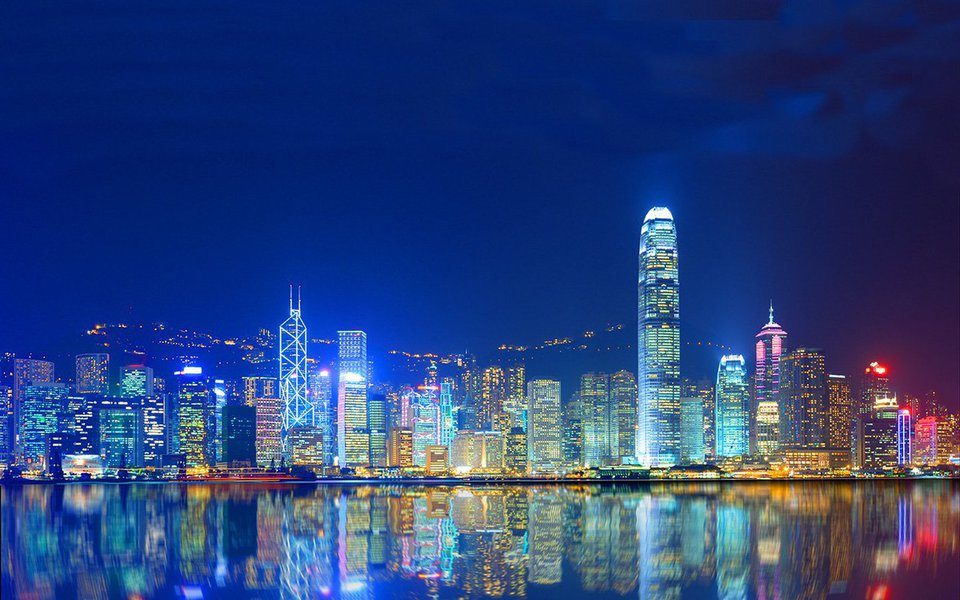Quando a visitei, Hong Kong me presenteou com duas sensações igualmente intensas e totalmente opostas: a de experimentar uma grande liberdade, e a de viver aprisionado. Faça um voo rápido sobre uma das mais densamente povoadas cidades do mundo, levado por um vídeo um tanto atordoante, porém belíssimo. (Foto: Luis Pellegrini) Quando a visitei, Hong Kong me presenteou com duas sensações igualmente intensas e totalmente opostas: a de experimentar uma grande liberdade, e a de viver aprisionado. Faça um voo rápido sobre uma das mais densamente povoadas cidades do mundo, levado por um vídeo um tanto atordoante, porém belíssimo.