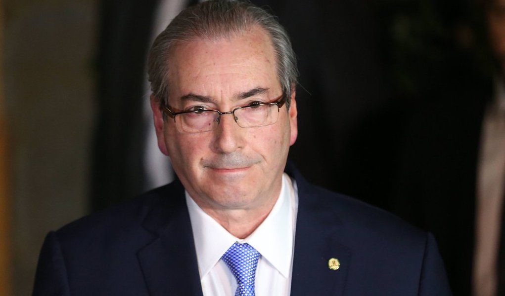 Virão à tona detalhes do submundo das armações criminosas que levaram ao roubo da cadeira presidencial de Dilma, com o envolvimento de Temer e figuras de destaque de seu governo usurpador. Grande parte dos deputados e deputadas que votaram pelo golpe em nome de Deus e da família também não perdem por esperar (Foto: Bepe Damasco) Virão à tona detalhes do submundo das armações criminosas que levaram ao roubo da cadeira presidencial de Dilma, com o envolvimento de Temer e figuras de destaque de seu governo usurpador. Grande parte dos deputados e deputadas que votaram pelo golpe em nome de Deus e da família também não perdem por esperar