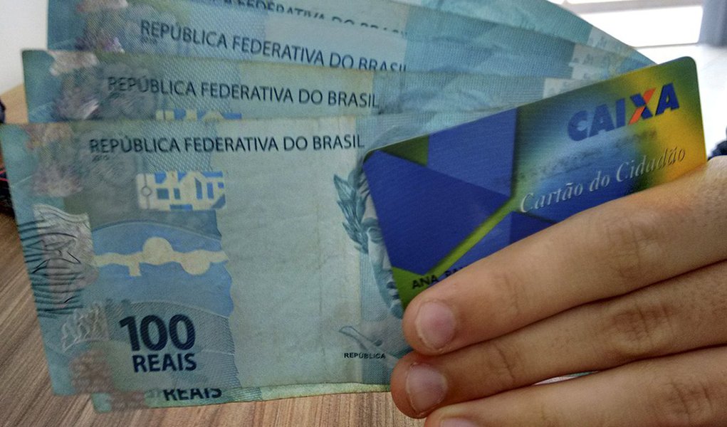 Os trabalhadores que não conseguiram sacar o abono salarial do PIS/Pasep ano-base 2014 terão novo prazo para retirar o benefício. O período de saque começa nesta quinta-feira (28) e termina no dia 31 de agosto, segundo o Ministério do Trabalho; PIS/Pasep é a sigla do Programa de Integração Social e do Programa de Formação do Patrimônio do Servidor Público (Pasep), que são contribuições sociais devida pelas empresas; a pasta informou que mais de 1 milhão de trabalhadores perderam o prazo, encerrado no fim de junho; a expectativa é que mais de R$ 800 milhões sejam injetados na economia em 2016, caso todos os trabalhadores que têm direito ao abono saquem os valores liberados (Foto: Leonardo Lucena) Os trabalhadores que não conseguiram sacar o abono salarial do PIS/Pasep ano-base 2014 terão novo prazo para retirar o benefício. O período de saque começa nesta quinta-feira (28) e termina no dia 31 de agosto, segundo o Ministério do Trabalho; PIS/Pasep é a sigla do Programa de Integração Social e do Programa de Formação do Patrimônio do Servidor Público (Pasep), que são contribuições sociais devida pelas empresas; a pasta informou que mais de 1 milhão de trabalhadores perderam o prazo, encerrado no fim de junho; a expectativa é que mais de R$ 800 milhões sejam injetados na economia em 2016, caso todos os trabalhadores que têm direito ao abono saquem os valores liberados