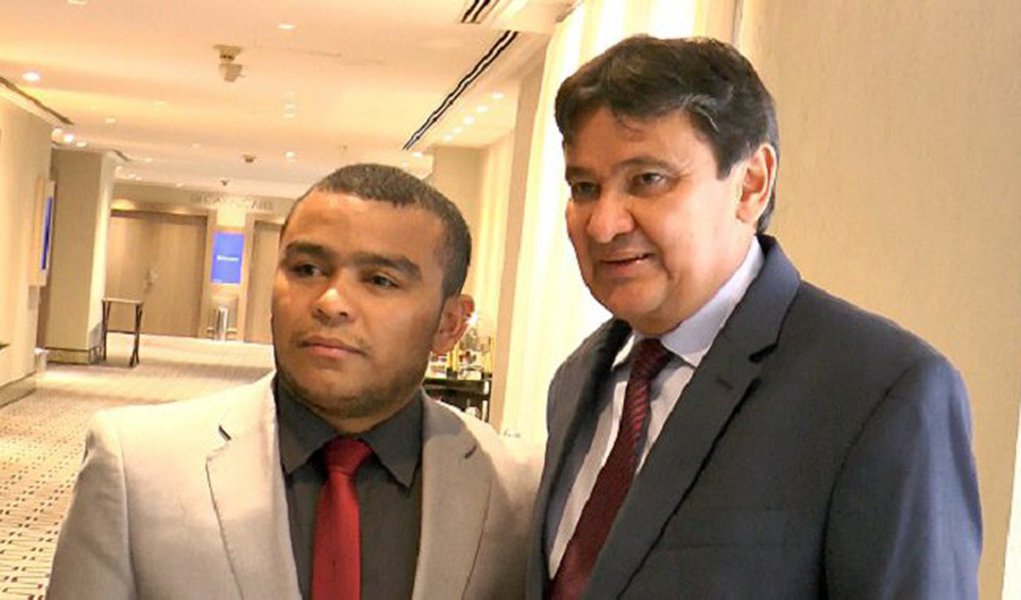 Em 2011, o hoje advogado Natanael Alves Dias, de 26 anos, deixou Guaribas, no interior do Piauí, para cursar Direito em uma faculdade de São Paulo; ele diz que foi beneficiado por programas sociais criados no governo Lula - Bolsa Família e PROUNI - e assegura que com esses benefícios toda a família melhorou de vida (Foto: Leonardo Lucena) Em 2011, o hoje advogado Natanael Alves Dias, de 26 anos, deixou Guaribas, no interior do Piauí, para cursar Direito em uma faculdade de São Paulo; ele diz que foi beneficiado por programas sociais criados no governo Lula - Bolsa Família e PROUNI - e assegura que com esses benefícios toda a família melhorou de vida