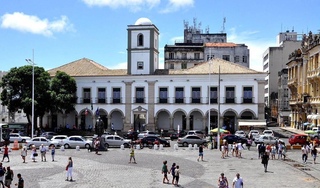 “É devagar, é devagar, devagarinho...” no ritmo do samba, assim tem sido os encontros para trabalho dos vereadores da Câmara Municipal de Salvador; a última vez que houve quórum para votação foi no dia 12 de setembro; mas o que não está “devagar” é a articulação para a formação da futura Mesa Diretora; sete vereadores da base aliada do prefeito reeleito, ACM Neto (DEM), já manifestaram intenção de ocupar a presidência do Legislativo (Foto: Voney Malta) “É devagar, é devagar, devagarinho...” no ritmo do samba, assim tem sido os encontros para trabalho dos vereadores da Câmara Municipal de Salvador; a última vez que houve quórum para votação foi no dia 12 de setembro; mas o que não está “devagar” é a articulação para a formação da futura Mesa Diretora; sete vereadores da base aliada do prefeito reeleito, ACM Neto (DEM), já manifestaram intenção de ocupar a presidência do Legislativo