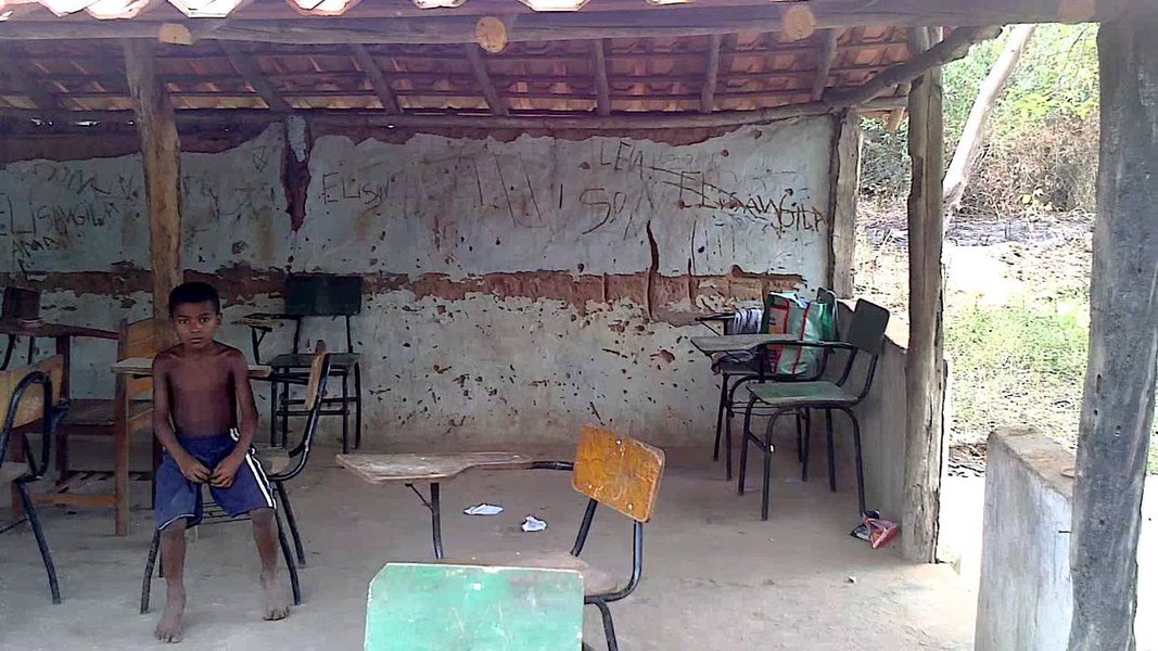 Escolas públicas estão muito longe de possuir todos os itens de infraestrutura previstos no Plano Nacional de Educação (PNE), de acordo com levantamento feito pelo movimento Todos pela Educação; condições de infraestrutura são mais críticas no ensino fundamental, etapa que vai do 1º ao 9º ano: 4,8% das escolas possuem todos os itens; no ensino médio, a porcentagem sobe para 22,6%; entre os itens mais críticos estão o laboratório de ciências – presente em apenas 8,6% das escolas públicas de ensino fundamental e 43,9% de ensino médio – e a quadra esportiva – presente em apenas 31% de todas as escolas públicas; fatores básicos, como acesso à água tratada e esgoto sanitário, ainda não são universais (Foto: Realle Palazzo-Martini) Escolas públicas estão muito longe de possuir todos os itens de infraestrutura previstos no Plano Nacional de Educação (PNE), de acordo com levantamento feito pelo movimento Todos pela Educação; condições de infraestrutura são mais críticas no ensino fundamental, etapa que vai do 1º ao 9º ano: 4,8% das escolas possuem todos os itens; no ensino médio, a porcentagem sobe para 22,6%; entre os itens mais críticos estão o laboratório de ciências – presente em apenas 8,6% das escolas públicas de ensino fundamental e 43,9% de ensino médio – e a quadra esportiva – presente em apenas 31% de todas as escolas públicas; fatores básicos, como acesso à água tratada e esgoto sanitário, ainda não são universais