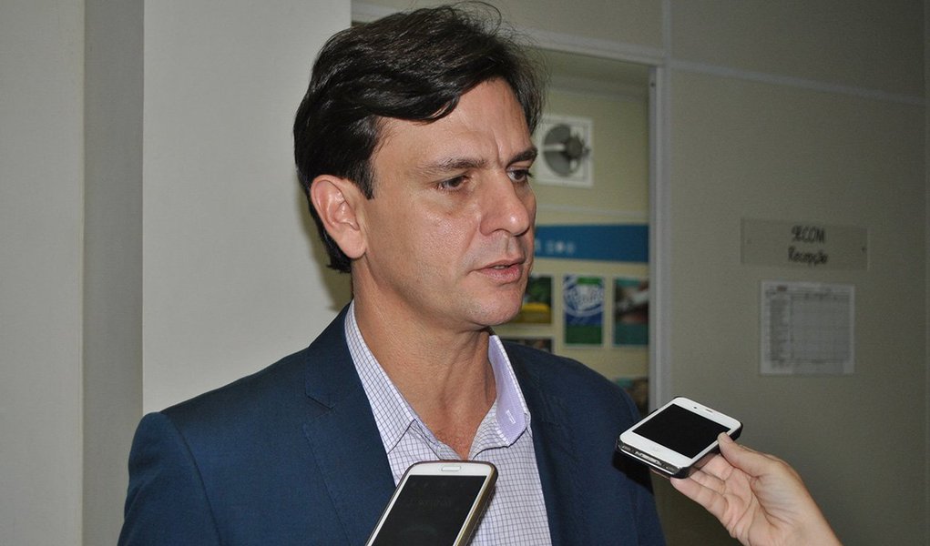 O teto de gastos de R$ 108.039,06 em 48 municípios de Alagoas tem deixado os candidatos preocupados porque terão dificuldades para bancar a campanha eleitoral; de acordo com o presidente da Associação dos Municípios Alagoanos (AMA), Marcelo Beltrão, “montante estipulado pela Justiça Eleitoral não se refere apenas a dinheiro, mas inclui bens que têm valor de serviço. Uma casa que for ser utilizada como comitê eleitoral, o aluguel de carro de som, o veículo que o candidato vai circular. Se não for dele, tem que contabilizar como custo de campanha. Só isso, em 45 dias de campanha, já ultrapassa o teto estipulado”
(Foto: Voney Malta) O teto de gastos de R$ 108.039,06 em 48 municípios de Alagoas tem deixado os candidatos preocupados porque terão dificuldades para bancar a campanha eleitoral; de acordo com o presidente da Associação dos Municípios Alagoanos (AMA), Marcelo Beltrão, “montante estipulado pela Justiça Eleitoral não se refere apenas a dinheiro, mas inclui bens que têm valor de serviço. Uma casa que for ser utilizada como comitê eleitoral, o aluguel de carro de som, o veículo que o candidato vai circular. Se não for dele, tem que contabilizar como custo de campanha. Só isso, em 45 dias de campanha, já ultrapassa o teto estipulado”