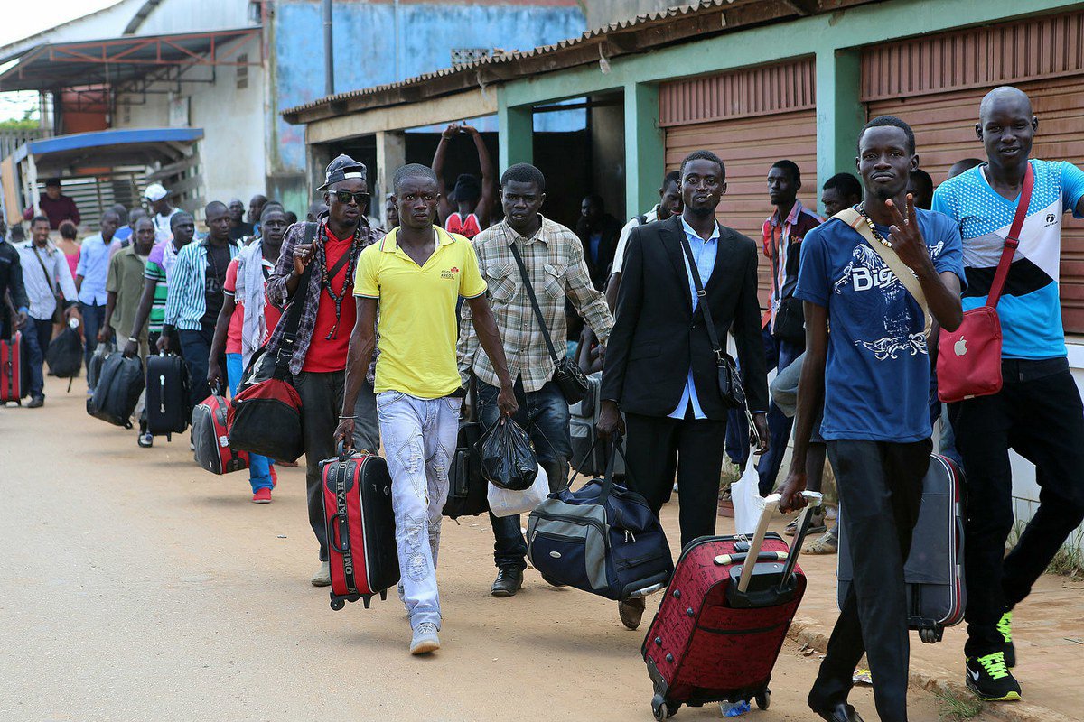 Dados da Polícia Federal registram a entrada de 117.745 estrangeiros no país em 2015, um aumento de 2,6 vezes em relação a 2006; os haitianos lideraram o ranking de chegada ao país pelo segundo ano consecutivo: foram 14.535 registrados pela PF em 2015; bolivianos mantiveram o segundo lugar de 2014 para 2015 com 8.407 registros no país no ano passado; em 2015, eles são seguidos pelos colombianos (7.653), argentinos (6.147), chineses (5.798), portugueses (4.861) paraguaios (4.841) e norte-americanos (4.747) (Foto: Realle Palazzo-Martini) Dados da Polícia Federal registram a entrada de 117.745 estrangeiros no país em 2015, um aumento de 2,6 vezes em relação a 2006; os haitianos lideraram o ranking de chegada ao país pelo segundo ano consecutivo: foram 14.535 registrados pela PF em 2015; bolivianos mantiveram o segundo lugar de 2014 para 2015 com 8.407 registros no país no ano passado; em 2015, eles são seguidos pelos colombianos (7.653), argentinos (6.147), chineses (5.798), portugueses (4.861) paraguaios (4.841) e norte-americanos (4.747)