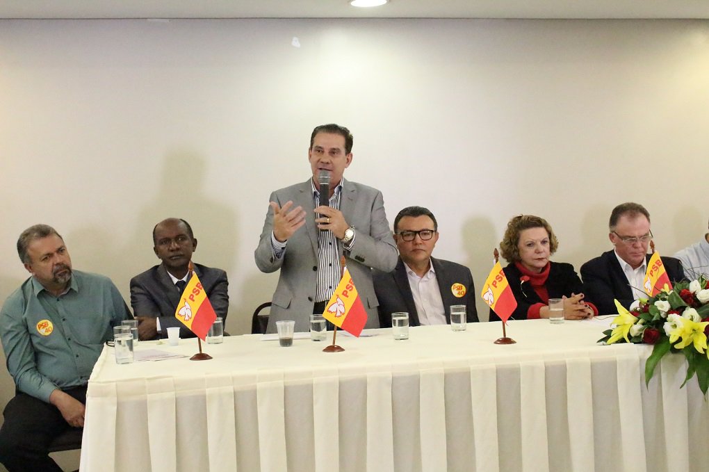 Assediado por PMDB e também por lideranças da base governista, empresário Vanderlan Cardoso virou peça chave na eleição para prefeito de Goiânia; com a saída de Iris Rezende, Vanderlan assume o segundo lugar isolado nas pesquisas e é visto como candidato ideal para alianças; em evento nesta quinta-feira, ele mandou recados: “Nunca negociei apoio por cargos na minha vida política. O que Goiânia quer e precisa é de uma aliança em cima de um projeto de evolução cidade"; empresário afirma que vai dialogar com todas as frentes e partidos e condena aliança fisiológica usada por PT-PMDB; "Este modelo não vamos repetir", avisa (Foto: José Barbacena) Assediado por PMDB e também por lideranças da base governista, empresário Vanderlan Cardoso virou peça chave na eleição para prefeito de Goiânia; com a saída de Iris Rezende, Vanderlan assume o segundo lugar isolado nas pesquisas e é visto como candidato ideal para alianças; em evento nesta quinta-feira, ele mandou recados: “Nunca negociei apoio por cargos na minha vida política. O que Goiânia quer e precisa é de uma aliança em cima de um projeto de evolução cidade"; empresário afirma que vai dialogar com todas as frentes e partidos e condena aliança fisiológica usada por PT-PMDB; "Este modelo não vamos repetir", avisa