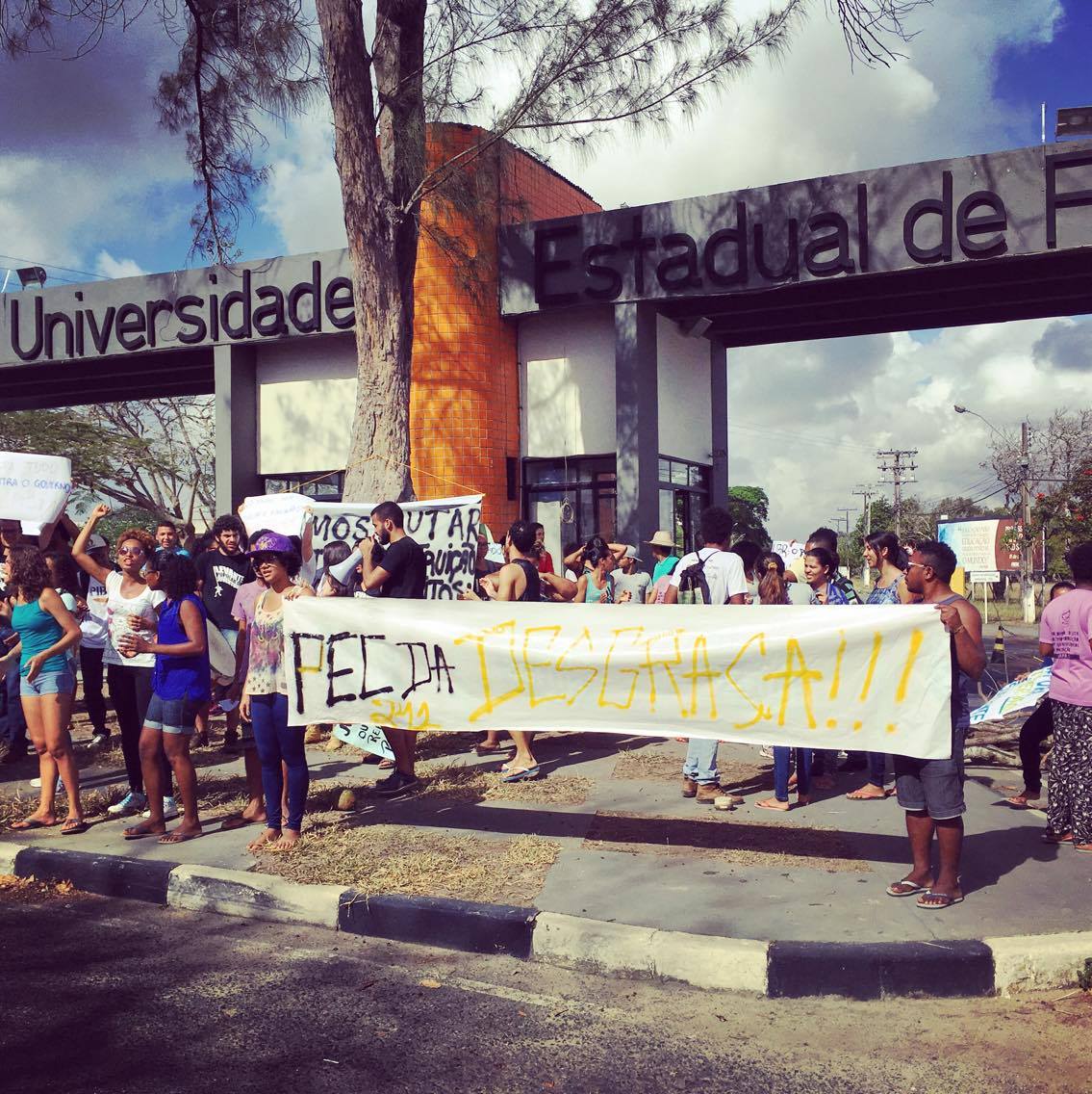 A iniciativa desses estudantes deve ser saudada por nós, pois denuncia a forma truculenta com que este governo ilegítimo vem tratando um tema que nos é tão caro como a educação (Foto: Maria do Rosário) A iniciativa desses estudantes deve ser saudada por nós, pois denuncia a forma truculenta com que este governo ilegítimo vem tratando um tema que nos é tão caro como a educação