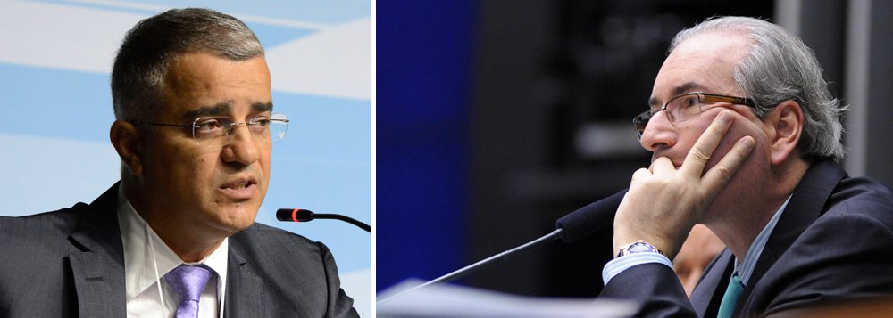 Político mais importante preso até o momento pela Lava Jato, Eduardo Cunha guarda "enormes segredos" e só uma delação premiada poderia evitar uma pena de muitos anos em regime fechado, além de proteger seus familiares, analisa o colunista Kennedy Alencar sobre a situação do principal aliado de Michel Temer; Cunha é uma ameaça "concreta à sobrevivência do governo Temer devido ao conhecimento profundo de bastidores sobre figuras centrais da atual administração"; "Diante de todo esse cenário, a delação premiada de Eduardo Cunha tende a ser uma questão de tempo", completa (Foto: Aquiles Lins) Político mais importante preso até o momento pela Lava Jato, Eduardo Cunha guarda "enormes segredos" e só uma delação premiada poderia evitar uma pena de muitos anos em regime fechado, além de proteger seus familiares, analisa o colunista Kennedy Alencar sobre a situação do principal aliado de Michel Temer; Cunha é uma ameaça "concreta à sobrevivência do governo Temer devido ao conhecimento profundo de bastidores sobre figuras centrais da atual administração"; "Diante de todo esse cenário, a delação premiada de Eduardo Cunha tende a ser uma questão de tempo", completa
