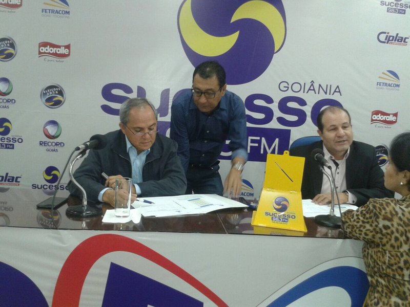 Luiz Bittencourt não ficou satisfeito com a reposta do deputado federal sobre a crise do transporte coletivo; petebista reivindicou propostas efetivas de Waldir e criticou discurso populista do parlamentar; Delegado Waldir ficou desajeitado e disse que ainda está trabalhando no seu plano de governo; Bittencourt foi o único a enfrentar Waldir e polarizou o debate ao propor o confronto entre projeto técnico e discurso populista (Foto: José Barbacena) Luiz Bittencourt não ficou satisfeito com a reposta do deputado federal sobre a crise do transporte coletivo; petebista reivindicou propostas efetivas de Waldir e criticou discurso populista do parlamentar; Delegado Waldir ficou desajeitado e disse que ainda está trabalhando no seu plano de governo; Bittencourt foi o único a enfrentar Waldir e polarizou o debate ao propor o confronto entre projeto técnico e discurso populista