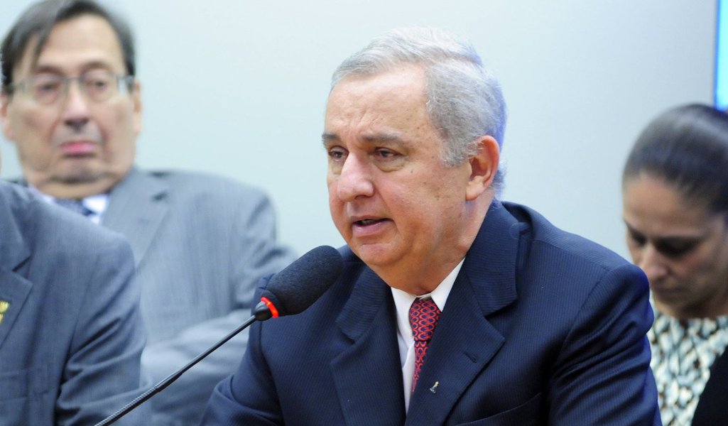Relatório anexado em inquérito da Lava Jato reúne cópias de mensagens do pecuarista que reforçariam as suspeitas dos investigadores de tráfico de influência; e-mails trazem conversas de Bumlai com lobista, com empresários e com supostos amigos do ex-presidente que tratam de ministros e de assunto no BNDES; o Instituto Lula rebateu as suspeições: “O vazamento desse relatório é mais uma invasão de privacidade que não encontra nenhuma ilegalidade, mas que serve de matéria-prima para ilações de parte da imprensa brasileira para fins políticos”; defesa de Bumlai reforça que não há crime (Foto: Realle Palazzo-Martini) Relatório anexado em inquérito da Lava Jato reúne cópias de mensagens do pecuarista que reforçariam as suspeitas dos investigadores de tráfico de influência; e-mails trazem conversas de Bumlai com lobista, com empresários e com supostos amigos do ex-presidente que tratam de ministros e de assunto no BNDES; o Instituto Lula rebateu as suspeições: “O vazamento desse relatório é mais uma invasão de privacidade que não encontra nenhuma ilegalidade, mas que serve de matéria-prima para ilações de parte da imprensa brasileira para fins políticos”; defesa de Bumlai reforça que não há crime