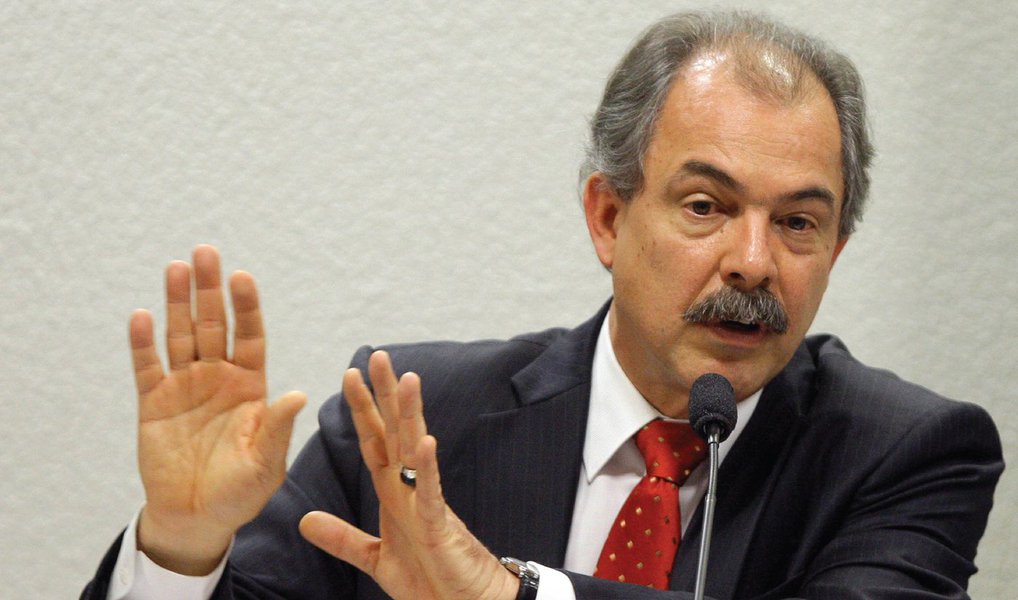 O ex-ministro da Educação, Aloizio Mercadante, afirmou, em nota, nesta quinta (16), que as 75 mil vagas anunciadas pelo ministro interino Mendonça Filho (DEM) "estão aquém" do que foi programado pelo governo da presidente eleita Dilma Rousseff; "O anúncio significa um corte significativo de 90 mil vagas, em relação ao programado governo eleito. O ministro da Educação do governo eleito, Aloizio Mercadante, não anunciou as vagas do 2º semestre do Fies, pois teve a gestão interrompida por um golpe, que afastou temporariamente a presidenta eleita, Dilma Rousseff, por motivos que, hoje, são amplamente conhecidos", diz o comunicado (Foto: Valter Lima) O ex-ministro da Educação, Aloizio Mercadante, afirmou, em nota, nesta quinta (16), que as 75 mil vagas anunciadas pelo ministro interino Mendonça Filho (DEM) "estão aquém" do que foi programado pelo governo da presidente eleita Dilma Rousseff; "O anúncio significa um corte significativo de 90 mil vagas, em relação ao programado governo eleito. O ministro da Educação do governo eleito, Aloizio Mercadante, não anunciou as vagas do 2º semestre do Fies, pois teve a gestão interrompida por um golpe, que afastou temporariamente a presidenta eleita, Dilma Rousseff, por motivos que, hoje, são amplamente conhecidos", diz o comunicado