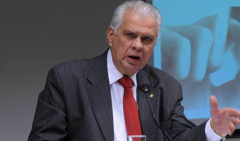O presidente do Conselho de Ética da Câmara, José Carlos Araújo (PR-BA), encaminhou, no fim da tarde desta quarta (15), ao presidente em exercício da Casa, Waldir Maranhão (PP-MA), ofício comunicando o fim da tramitação no colegiado do processo contra o deputado afastado Eduardo Cunha (PMDB-RJ) e pedindo que o despacho seja publicado no Diário Oficial da Câmara; Araújo pede rapidez na publicação do despacho para abertura do prazo de cinco dias úteis que Cunha terá para recorrer da decisão do Conselho de Ética na Comissão de Constituição e Justiça (Foto: Valter Lima) O presidente do Conselho de Ética da Câmara, José Carlos Araújo (PR-BA), encaminhou, no fim da tarde desta quarta (15), ao presidente em exercício da Casa, Waldir Maranhão (PP-MA), ofício comunicando o fim da tramitação no colegiado do processo contra o deputado afastado Eduardo Cunha (PMDB-RJ) e pedindo que o despacho seja publicado no Diário Oficial da Câmara; Araújo pede rapidez na publicação do despacho para abertura do prazo de cinco dias úteis que Cunha terá para recorrer da decisão do Conselho de Ética na Comissão de Constituição e Justiça