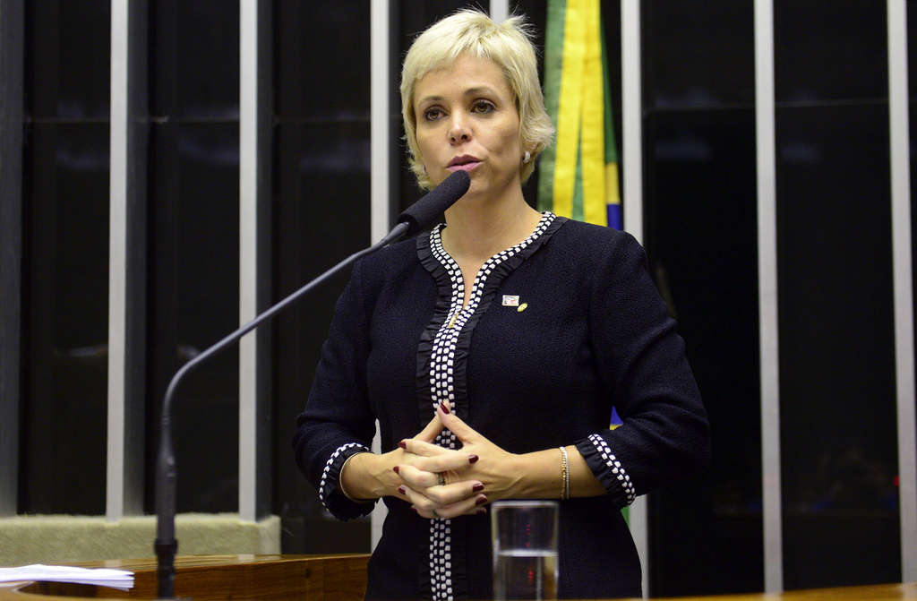 A deputada federal Cristiane Brasil (PTB-RJ), filha de Roberto Jefferson, anunciou neste sábado (9), que vai disputar a eleição para a presidência da Câmara; de acordo com a assessoria de Cristiane Brasil, a deputada tentará buscar votos da bancada feminina da Câmara, dos partidos do chamado "centrão" e de parlamentares do PSDB (Foto: Valter Lima) A deputada federal Cristiane Brasil (PTB-RJ), filha de Roberto Jefferson, anunciou neste sábado (9), que vai disputar a eleição para a presidência da Câmara; de acordo com a assessoria de Cristiane Brasil, a deputada tentará buscar votos da bancada feminina da Câmara, dos partidos do chamado "centrão" e de parlamentares do PSDB