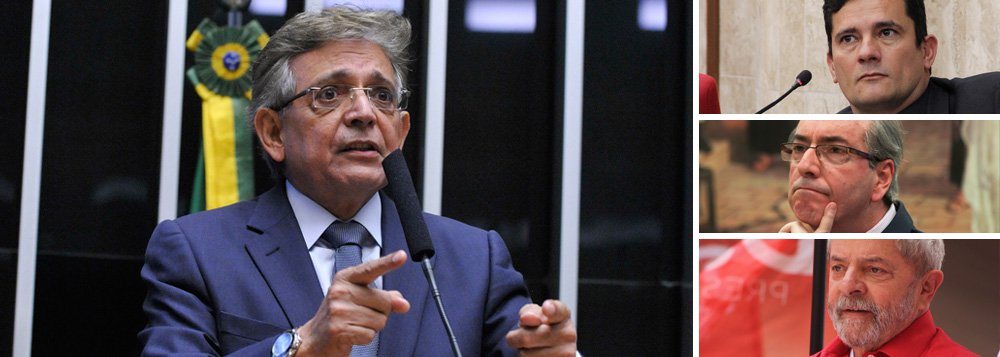 A prisão de Eduardo Cunha, nesta quarta-feira 19, determinada pelo juiz Sérgio Moro, é uma forma de enfraquecer a tese do PT de que sofre perseguição na Operação Lava Jato e de que haveria a possibilidade até de o ex-presidente Lula ser preso antes do deputado cassado, na visão de políticos da atual situação do governo Temer, e que defendem a prisão de Lula; segundo o líder do DEM na Câmara, deputado Pauderney Avelino (AM), "a prisão de Cunha abre caminho para a prisão de Lula"; "O PT não vivia dizendo que não podia prender o Lula sem antes prender o Cunha? Agora, o caminho está aberto, e as portas de Curitiba também", disse (Foto: Gisele Federicce) A prisão de Eduardo Cunha, nesta quarta-feira 19, determinada pelo juiz Sérgio Moro, é uma forma de enfraquecer a tese do PT de que sofre perseguição na Operação Lava Jato e de que haveria a possibilidade até de o ex-presidente Lula ser preso antes do deputado cassado, na visão de políticos da atual situação do governo Temer, e que defendem a prisão de Lula; segundo o líder do DEM na Câmara, deputado Pauderney Avelino (AM), "a prisão de Cunha abre caminho para a prisão de Lula"; "O PT não vivia dizendo que não podia prender o Lula sem antes prender o Cunha? Agora, o caminho está aberto, e as portas de Curitiba também", disse