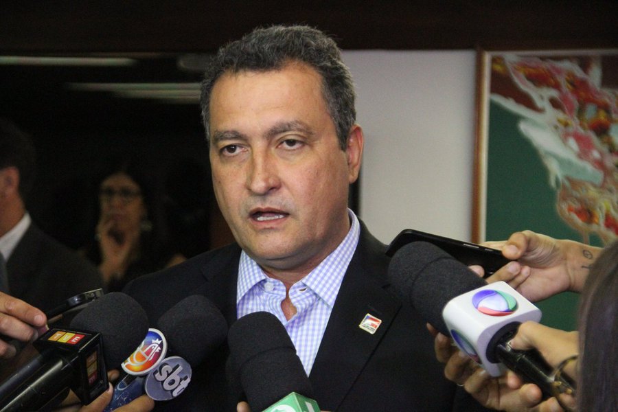 Uma das principais lideranças do PT na Bahia, o governador Rui Costa continua a recusar o rótulo de articulador político e de responsável pela condução das negociações com os aliados na busca por uma possível chapa única na disputa pela prefeitura de Salvador; "Não falo em nome dos presidentes dos partidos. Não recebi essa nomeação para coordenar (as eleições)"; Rui disse que está "dialogando" com os aliados sobre política, mas reafirmou que sua prioridade é o exercício do mandato e as ações que ele considera cruciais "para melhorar a vida dos baianos cada vez mais"; o PT está dividido entre apoiar a senadora Lídice da Mata (PSB) ou a deputada federal Alice Portugal (PC do B) (Foto: Romulo Faro) Uma das principais lideranças do PT na Bahia, o governador Rui Costa continua a recusar o rótulo de articulador político e de responsável pela condução das negociações com os aliados na busca por uma possível chapa única na disputa pela prefeitura de Salvador; "Não falo em nome dos presidentes dos partidos. Não recebi essa nomeação para coordenar (as eleições)"; Rui disse que está "dialogando" com os aliados sobre política, mas reafirmou que sua prioridade é o exercício do mandato e as ações que ele considera cruciais "para melhorar a vida dos baianos cada vez mais"; o PT está dividido entre apoiar a senadora Lídice da Mata (PSB) ou a deputada federal Alice Portugal (PC do B)