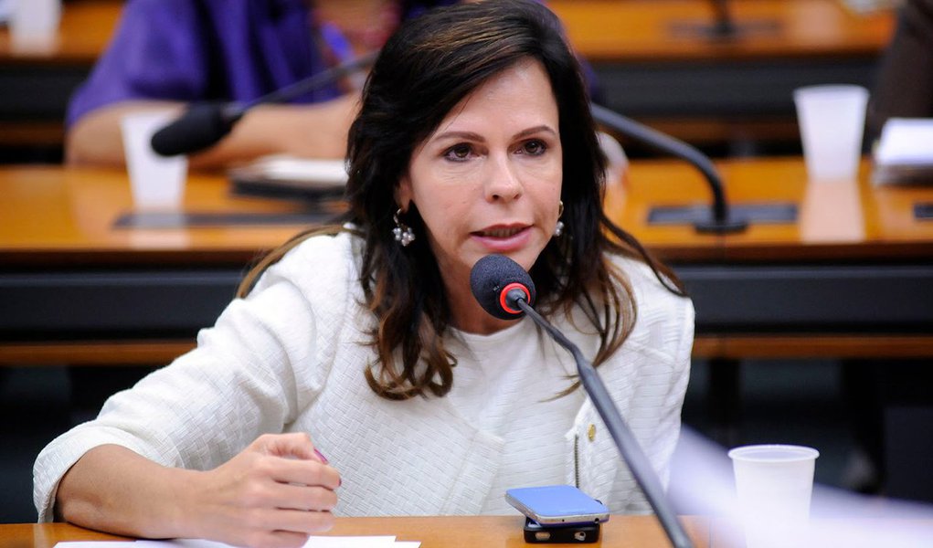 A deputada federal Professora Dorinha (DEM-TO) integra a comissão especial mista que irá analisar a Medida Provisória 746/2016 que trata da reforma do Ensino Médio; a MP cria a Política de Fomento à Implantação de Escolas de Ensino Médio em Tempo Integral; de acordo com a democrata, a iniciativa tem como objetivo "construir uma proposta de reforma e alteração do ensino médio que seja necessária e possível de ser construída para o País"; Dorinha é a mesma parlamentar que teve seus apadrinhados demitidos no governo federal por ter votado contra a PEC 241, que limita os gastos públicos por 20 anos (Foto: Leonardo Lucena) A deputada federal Professora Dorinha (DEM-TO) integra a comissão especial mista que irá analisar a Medida Provisória 746/2016 que trata da reforma do Ensino Médio; a MP cria a Política de Fomento à Implantação de Escolas de Ensino Médio em Tempo Integral; de acordo com a democrata, a iniciativa tem como objetivo "construir uma proposta de reforma e alteração do ensino médio que seja necessária e possível de ser construída para o País"; Dorinha é a mesma parlamentar que teve seus apadrinhados demitidos no governo federal por ter votado contra a PEC 241, que limita os gastos públicos por 20 anos