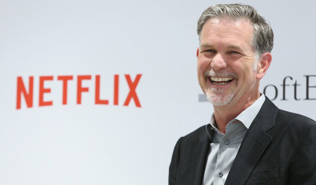 O CEO do Netflix Reed Hastings tem um patrimônio de US$ 1,29 bilhões, mas não tem nem escritório; a razão não é um aceno em direção ao igualitarismo dentro do Netflix ou uma necessidade de se sentir no meio de seus empregados, mas sim que ele simplesmente não precisa e não quer um escritório; quem confirma é o próprio, em entrevista para o The New York Times; “Meu escritório é meu celular”, diz; “Um dia me toquei que eu mal usava meu escritório e que não havia necessidade de mantê-lo. É melhor para mim estar em contato com as pessoas por todo o prédio” (Foto: Leonardo Lucena) O CEO do Netflix Reed Hastings tem um patrimônio de US$ 1,29 bilhões, mas não tem nem escritório; a razão não é um aceno em direção ao igualitarismo dentro do Netflix ou uma necessidade de se sentir no meio de seus empregados, mas sim que ele simplesmente não precisa e não quer um escritório; quem confirma é o próprio, em entrevista para o The New York Times; “Meu escritório é meu celular”, diz; “Um dia me toquei que eu mal usava meu escritório e que não havia necessidade de mantê-lo. É melhor para mim estar em contato com as pessoas por todo o prédio”