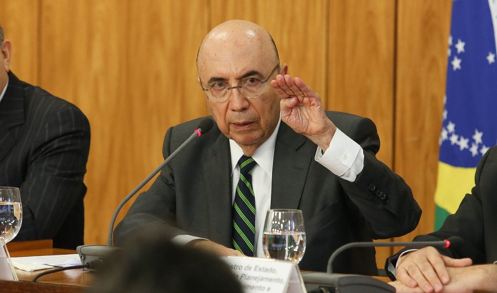 Governadores dos estados do Nordeste pediram ao ministro da Fazenda, Henrique Meirelles, uma compensação de, no mínimo, R$ 14,3 bilhões do governo federal por perdas no Fundo de Participação dos Estados (FPE), provocadas por desonerações fiscais; valor de R$ 14,3 bilhões é o que os estados do Nordeste calculam perder até o fim do ano no FPE por causa de desonerações de IPI e Imposto de Renda, e é o valor mínimo que pleiteiam. Eles pedem também que seja flexibilizado o limite para que os estados possam contrair empréstimos; Meirelles não negou ou confirmou a ajuda, assumindo o compromisso apenas de apresentar uma contraproposta, embora sem prazo para ta (Foto: Paulo Emílio) Governadores dos estados do Nordeste pediram ao ministro da Fazenda, Henrique Meirelles, uma compensação de, no mínimo, R$ 14,3 bilhões do governo federal por perdas no Fundo de Participação dos Estados (FPE), provocadas por desonerações fiscais; valor de R$ 14,3 bilhões é o que os estados do Nordeste calculam perder até o fim do ano no FPE por causa de desonerações de IPI e Imposto de Renda, e é o valor mínimo que pleiteiam. Eles pedem também que seja flexibilizado o limite para que os estados possam contrair empréstimos; Meirelles não negou ou confirmou a ajuda, assumindo o compromisso apenas de apresentar uma contraproposta, embora sem prazo para ta