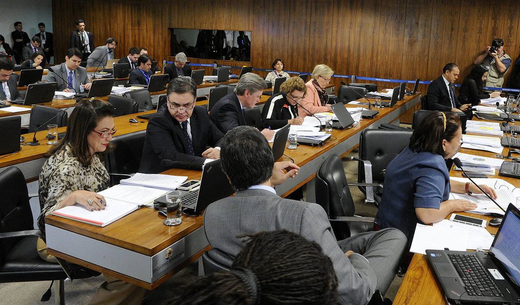 O mais paradoxal é que a sobrevivência da Lava-Jato depende justamente da sobrevivência do governo Dilma, que ajudou a afastar. Se ela for afastada definitivamente no próximo julgamento do Senado, a Lava-Jato também terá seus dias contados, porque Temer certamente não vai deixar que seus ministros sejam investigados, até porque se eles forem presos e condenados o governo desmorona (Foto: Ribamar Fonseca) O mais paradoxal é que a sobrevivência da Lava-Jato depende justamente da sobrevivência do governo Dilma, que ajudou a afastar. Se ela for afastada definitivamente no próximo julgamento do Senado, a Lava-Jato também terá seus dias contados, porque Temer certamente não vai deixar que seus ministros sejam investigados, até porque se eles forem presos e condenados o governo desmorona