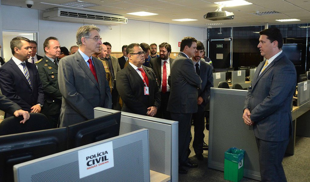 O governador Fernando Pimentel, visitou o Centro Integrado de Comando e Controle (CICC), em Belo Horizonte, que reunirá nos Jogos Olímpicos 2016 as forças de segurança que atuarão em Minas; "Esses grandes eventos como as Olimpíadas são os mais importantes para essa integração das instituições. São eles os que mais unificam a segurança; chefe da assessoria extraordinária dos Jogos Olímpicos e Paralimpicos 2016, coronel Francisco Lino Neto disse que o CICC atuará como o Quartel General (QG) dos trabalhos da segurança. No local, estão instaladas mais de 200 estações de trabalho, de onde é possível monitorar cerca de 1.300 câmeras de Belo Horizonte e de cidades da região metropolitana (Foto: Leonardo Lucena) O governador Fernando Pimentel, visitou o Centro Integrado de Comando e Controle (CICC), em Belo Horizonte, que reunirá nos Jogos Olímpicos 2016 as forças de segurança que atuarão em Minas; "Esses grandes eventos como as Olimpíadas são os mais importantes para essa integração das instituições. São eles os que mais unificam a segurança; chefe da assessoria extraordinária dos Jogos Olímpicos e Paralimpicos 2016, coronel Francisco Lino Neto disse que o CICC atuará como o Quartel General (QG) dos trabalhos da segurança. No local, estão instaladas mais de 200 estações de trabalho, de onde é possível monitorar cerca de 1.300 câmeras de Belo Horizonte e de cidades da região metropolitana