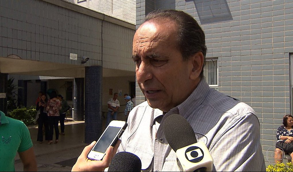 O candidato à prefeitura de Belo Horizonte, Alexandre Kalil (PHS), postou um vídeo nas redes sociais onde afirma não ser de nenhum partido e diz que está fora da discussão "se é golpista ou não golpista"; a posição foi tomada após o PC do B anunciar o apoio ao candidato e dizer "a candidatura conduzida por João Leite é o retrato mais claro das forças mais atrasadas e golpistas de nosso país"; Kalil escreveu: "recado para partidos que estão tentando pegar carona na minha campanha. Agora é o PCdoB que resolveu escrever uma cartinha de apoio. Não vem que não tem! (...) Eu não quero saber dessa briga nacional", disse; "Eu não sou candidato de partido nenhum. Não coloquem partido no meu peito. Não coloquem estrela no meu peito"
(Foto: Leonardo Lucena) O candidato à prefeitura de Belo Horizonte, Alexandre Kalil (PHS), postou um vídeo nas redes sociais onde afirma não ser de nenhum partido e diz que está fora da discussão "se é golpista ou não golpista"; a posição foi tomada após o PC do B anunciar o apoio ao candidato e dizer "a candidatura conduzida por João Leite é o retrato mais claro das forças mais atrasadas e golpistas de nosso país"; Kalil escreveu: "recado para partidos que estão tentando pegar carona na minha campanha. Agora é o PCdoB que resolveu escrever uma cartinha de apoio. Não vem que não tem! (...) Eu não quero saber dessa briga nacional", disse; "Eu não sou candidato de partido nenhum. Não coloquem partido no meu peito. Não coloquem estrela no meu peito"