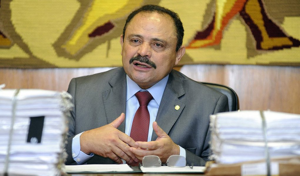 Ministro do STF Marco Aurélio Mello determinou a quebra do sigilo bancário do presidente interino da Câmara, Waldir Maranhão (PP-MA), por "fortes indícios" de envolvimento em fraudes com institutos de previdência de servidores públicos; segundo a PGR, há suspeitas de que Maranhão, "mediante recebimento de vantagem indevida, teria atuado em diversas prefeituras em favor de esquema fraudulento de investimento nos regimes de Previdência" de prefeituras (Foto: Roberta Namour) Ministro do STF Marco Aurélio Mello determinou a quebra do sigilo bancário do presidente interino da Câmara, Waldir Maranhão (PP-MA), por "fortes indícios" de envolvimento em fraudes com institutos de previdência de servidores públicos; segundo a PGR, há suspeitas de que Maranhão, "mediante recebimento de vantagem indevida, teria atuado em diversas prefeituras em favor de esquema fraudulento de investimento nos regimes de Previdência" de prefeituras