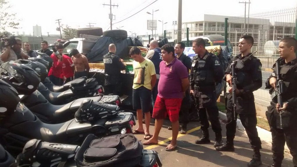 Equipes do Grupo de Intervenção Rápida e Ostensiva (GIRO) da Policia Militar do Estado de Goiás apresentaram nesta terça-feira (13) quatro suspeitos de integrarem uma associação criminosa responsável pelo transporte e distribuição 1.100 quilos de maconha na Capital; de acordo com informações da PMGO, a droga, que era proveniente do Paraguai, estava prensada e pronta para ser repassada a traficantes e usuários (Foto: José Barbacena) Equipes do Grupo de Intervenção Rápida e Ostensiva (GIRO) da Policia Militar do Estado de Goiás apresentaram nesta terça-feira (13) quatro suspeitos de integrarem uma associação criminosa responsável pelo transporte e distribuição 1.100 quilos de maconha na Capital; de acordo com informações da PMGO, a droga, que era proveniente do Paraguai, estava prensada e pronta para ser repassada a traficantes e usuários