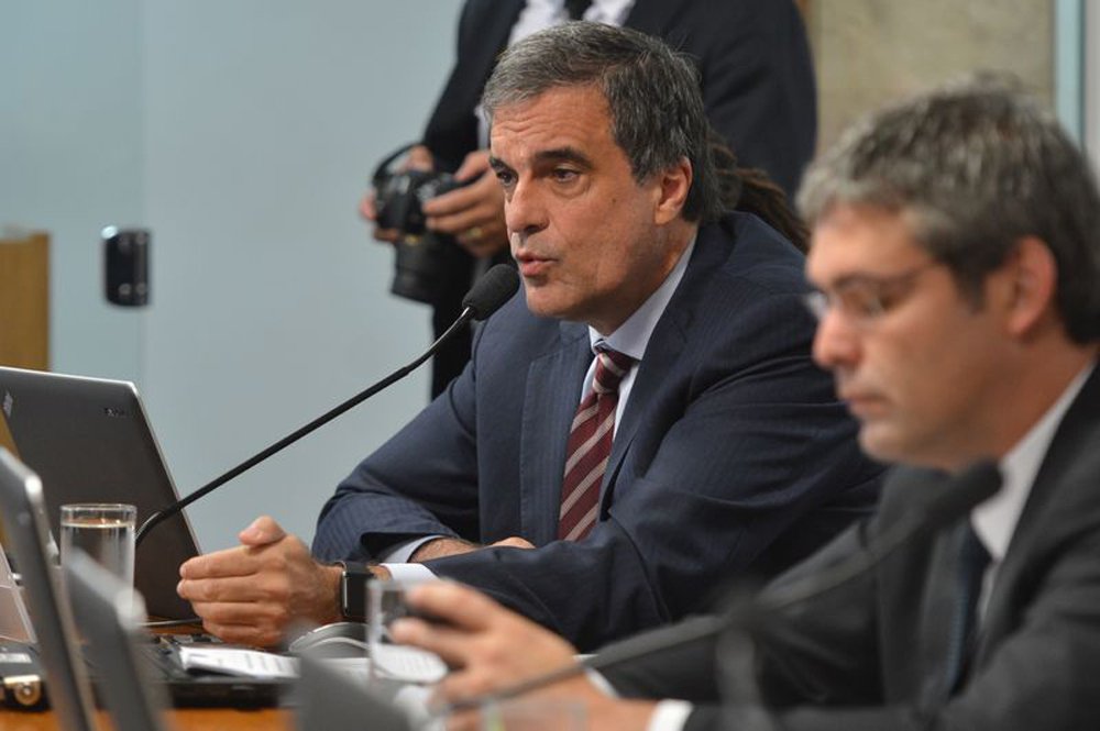 Em ofício enviado à comissão do impeachment no Senado, o Banco do Brasil informou que não há atos praticados pela presidente Dilma Rousseff nas liberações de pagamentos para o Plano Safra, apenas por meio de portarias assinadas pelo ministro da Fazenda; documento sustenta argumento da defesa, representada por José Eduardo Cardozo, para quem Dilma não deve ser condenada pelas pedaladas do Plano Safra, pois não era responsável direta pela gestão do plano; "O Banco do Brasil mandou essa informação. Então, se não há ato dela, onde está o dolo? Não há o dolo", disse a senadora Vanessa Grazziotin (PCdoB-AM) na sessão desta sexta, ao ler o ofício do BB (Foto: Gisele Federicce) Em ofício enviado à comissão do impeachment no Senado, o Banco do Brasil informou que não há atos praticados pela presidente Dilma Rousseff nas liberações de pagamentos para o Plano Safra, apenas por meio de portarias assinadas pelo ministro da Fazenda; documento sustenta argumento da defesa, representada por José Eduardo Cardozo, para quem Dilma não deve ser condenada pelas pedaladas do Plano Safra, pois não era responsável direta pela gestão do plano; "O Banco do Brasil mandou essa informação. Então, se não há ato dela, onde está o dolo? Não há o dolo", disse a senadora Vanessa Grazziotin (PCdoB-AM) na sessão desta sexta, ao ler o ofício do BB