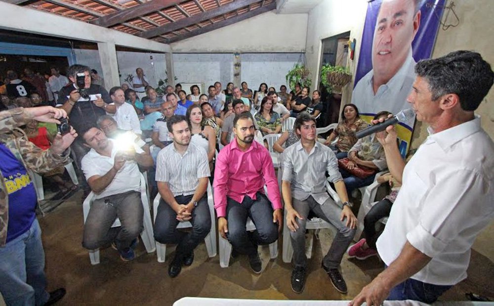 O pré-candidato a prefeito de Palmas Raul Filho (PR) debateu propostas com moradores da 1104 Sul, na residência do popular “Borracha”; ele destacou a criação da Secretaria de Habitação, durante seu governo (2005-2012), e afirmou que a capital pode voltar a sofrer com invasões, caso não sejam feitos investimentos ousados em habitação; “Quando deixamos a prefeitura, a receita não chegava em R$ 700 milhões. Decidimos não extorquir a população. Hoje, passa de 1 bilhão e o que vemos é promiscuidade e nenhum legado para a sociedade palmense”, complementou (Foto: Leonardo Lucena) O pré-candidato a prefeito de Palmas Raul Filho (PR) debateu propostas com moradores da 1104 Sul, na residência do popular “Borracha”; ele destacou a criação da Secretaria de Habitação, durante seu governo (2005-2012), e afirmou que a capital pode voltar a sofrer com invasões, caso não sejam feitos investimentos ousados em habitação; “Quando deixamos a prefeitura, a receita não chegava em R$ 700 milhões. Decidimos não extorquir a população. Hoje, passa de 1 bilhão e o que vemos é promiscuidade e nenhum legado para a sociedade palmense”, complementou