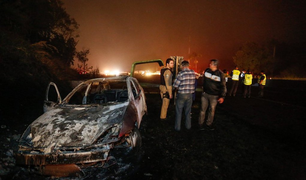 O Instituto Médico Legal (IML) informou que o corpo da vítima fatal do acidente na BR-277, em Morretes, no litoral do Paraná, é o de Caroline Fernanda Grassmann Martin, mãe da bebê achada com vida no local da batida; o pai da criança, Luiz Carlos Silva, também morreu; o motorista de um caminhão-tanque perdeu o controle da direção e bateu contra uma mureta de proteção; o veículo transportava 44 mil litros de álcool e explodiu em seguida; outros doze veículos foram atingidos; o condutor disse que o painel do veículo apontava a existência de uma falha nos freios, mas continuou a viagem; segundo a Polícia Civil, ele está preso e deve responder por homicídio doloso, com dolo eventual, ou seja, quando assume o risco de matar (Foto: Leonardo Lucena) O Instituto Médico Legal (IML) informou que o corpo da vítima fatal do acidente na BR-277, em Morretes, no litoral do Paraná, é o de Caroline Fernanda Grassmann Martin, mãe da bebê achada com vida no local da batida; o pai da criança, Luiz Carlos Silva, também morreu; o motorista de um caminhão-tanque perdeu o controle da direção e bateu contra uma mureta de proteção; o veículo transportava 44 mil litros de álcool e explodiu em seguida; outros doze veículos foram atingidos; o condutor disse que o painel do veículo apontava a existência de uma falha nos freios, mas continuou a viagem; segundo a Polícia Civil, ele está preso e deve responder por homicídio doloso, com dolo eventual, ou seja, quando assume o risco de matar