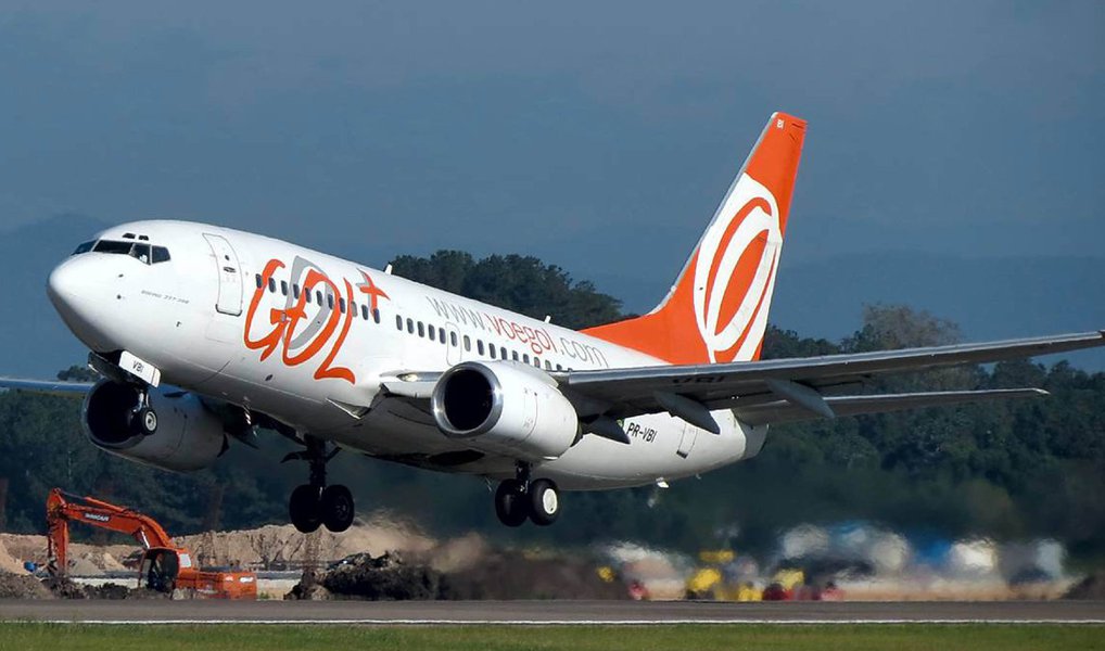 Vice-presidente financeiro da Gol, Edmar Lopes Neto, disse nesta segunda-feira, 4, que a companhia aérea viu com otimismo a adesão de cerca de 20% do total de detentores de bônus à sua oferta de troca de dívida; empresa informou que a oferta de permuta, que previa uma redução de até 70 por cento no valor da face dos papéis, teve adesão de US$ 174,7 milhões de um total de US$ 780 milhões pretendidos pela companhia (Foto: Aquiles Lins) Vice-presidente financeiro da Gol, Edmar Lopes Neto, disse nesta segunda-feira, 4, que a companhia aérea viu com otimismo a adesão de cerca de 20% do total de detentores de bônus à sua oferta de troca de dívida; empresa informou que a oferta de permuta, que previa uma redução de até 70 por cento no valor da face dos papéis, teve adesão de US$ 174,7 milhões de um total de US$ 780 milhões pretendidos pela companhia