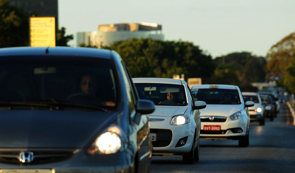 O Departamento de Estradas de Rodagem (DER-DF) finalizou passada a instalação de placas de sinalização informando sobre a obrigatoriedade do uso do farol baixo nas Estradas Parques do Distrito Federal; com isso, motoristas que trafegaram nesta semana sem acender o farol já podem ter sido multados; a instalação de placas de sinalização foi a condição imposta pela Justiça para que a cobrança de multas relacionadas à infração pudesse voltar a ser efetuada (Foto: Leonardo Lucena) O Departamento de Estradas de Rodagem (DER-DF) finalizou passada a instalação de placas de sinalização informando sobre a obrigatoriedade do uso do farol baixo nas Estradas Parques do Distrito Federal; com isso, motoristas que trafegaram nesta semana sem acender o farol já podem ter sido multados; a instalação de placas de sinalização foi a condição imposta pela Justiça para que a cobrança de multas relacionadas à infração pudesse voltar a ser efetuada