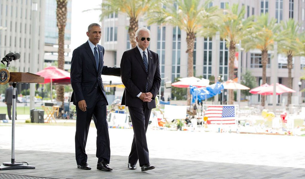 Acompanhado do vice-presidente dos EUA, Joe Biden, o líder norte-americano foi à cidade prestar solidariedade aos sobreviventes e familiares das vítimas do ataque à boate gay Pulse no dia 12 de junho, que deixou 50 mortos, entre eles o atirador, Omar Mateen; 'Mais uma vez abracei famílias de luto', disse presidente norte-americano, que instou Senado a aprovar medidas para restringir acesso a armas de fogo no país (Foto: Roberta Namour) Acompanhado do vice-presidente dos EUA, Joe Biden, o líder norte-americano foi à cidade prestar solidariedade aos sobreviventes e familiares das vítimas do ataque à boate gay Pulse no dia 12 de junho, que deixou 50 mortos, entre eles o atirador, Omar Mateen; 'Mais uma vez abracei famílias de luto', disse presidente norte-americano, que instou Senado a aprovar medidas para restringir acesso a armas de fogo no país