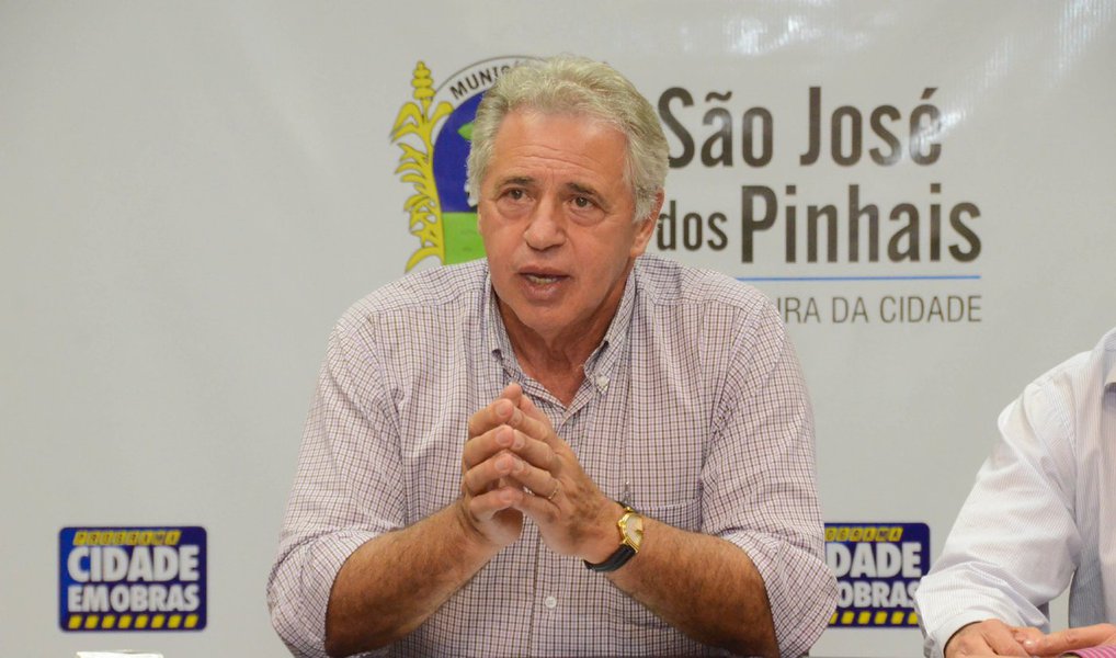 A Justiça de São José dos Pinhais, na Região Metropolitana de Curitiba, determinou o bloqueio de bens do prefeito Luiz Carlos Setim (DEM), da mulher dele Neide Setim, secretária de Educação, e de outras seis pessoas por indícios de irregularidades na condução de uma licitação para contratação de serviço especializado em educação; promotores também apuraram pagamentos de serviços não prestados e a falta de fiscalização pelo município para a execução eficaz do contrato; cabe recurso (Foto: Leonardo Lucena) A Justiça de São José dos Pinhais, na Região Metropolitana de Curitiba, determinou o bloqueio de bens do prefeito Luiz Carlos Setim (DEM), da mulher dele Neide Setim, secretária de Educação, e de outras seis pessoas por indícios de irregularidades na condução de uma licitação para contratação de serviço especializado em educação; promotores também apuraram pagamentos de serviços não prestados e a falta de fiscalização pelo município para a execução eficaz do contrato; cabe recurso