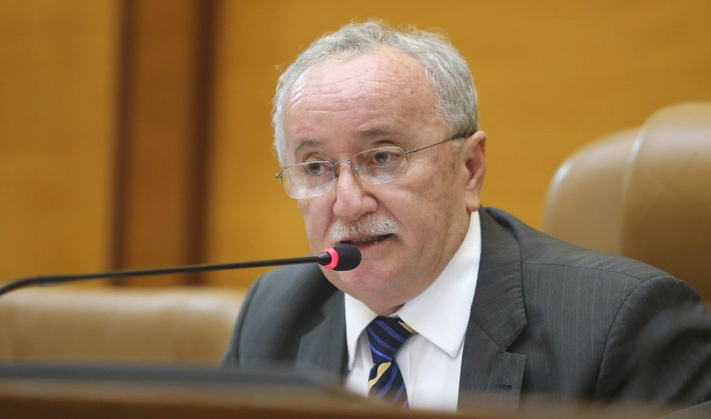 A Procuradoria Regional Eleitoral em Sergipe pediu ao Tribunal Regional Eleitoral o imediato cumprimento da decisão do presidente do Tribunal Superior Eleitoral, ministro Gilmar Mendes, que determinou o afastamento de Luciano Bispo do cargo de deputado estadual; além do afastamento de Bispo, o TRE também deve adotar todas as medidas necessárias ao pleno cumprimento da decisão do TSE; segundo a procuradora regional eleitoral em Sergipe, Eunice Dantas, “nada mais pode ser modificado da decisão do ministro Gilmar Mendes"; "Resta agora ao TRE adotar as medidas necessárias ao cumprimento da decisão do TSE. Se não o fizer, pode incorrer em risco de invasão na instância superior", disse (Foto: Valter Lima) A Procuradoria Regional Eleitoral em Sergipe pediu ao Tribunal Regional Eleitoral o imediato cumprimento da decisão do presidente do Tribunal Superior Eleitoral, ministro Gilmar Mendes, que determinou o afastamento de Luciano Bispo do cargo de deputado estadual; além do afastamento de Bispo, o TRE também deve adotar todas as medidas necessárias ao pleno cumprimento da decisão do TSE; segundo a procuradora regional eleitoral em Sergipe, Eunice Dantas, “nada mais pode ser modificado da decisão do ministro Gilmar Mendes"; "Resta agora ao TRE adotar as medidas necessárias ao cumprimento da decisão do TSE. Se não o fizer, pode incorrer em risco de invasão na instância superior", disse