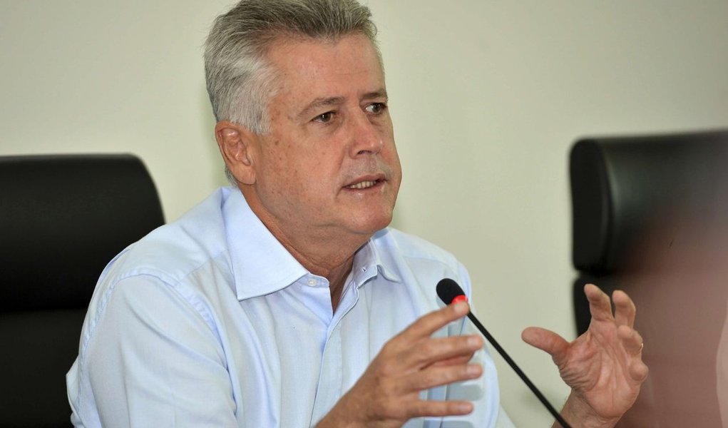 O governador do Distrito Federal, Rodrigo Rollemberg, defende que a renegociação das dívidas dos estados seja feita em caráter geral, mesmo reconhecendo as dificuldades do Rio de Janeiro, que decretou estado de calamidade; "É importante alinhar uma proposta dos governadores. A renegociação é fundamental para o Rio, São Paulo e Minas, por exemplo. Acho que o Rio merece nossa solidariedade nesse momento difícil. Perdeu muitos recursos em função da redução do preço do petróleo. Mas o governo também precisa olhar para os demais Estados. O melhor seria fazer uma renegociação de caráter geral e depois uma mais específica, atendendo a cada federação", afirmou (Foto: Leonardo Attuch) O governador do Distrito Federal, Rodrigo Rollemberg, defende que a renegociação das dívidas dos estados seja feita em caráter geral, mesmo reconhecendo as dificuldades do Rio de Janeiro, que decretou estado de calamidade; "É importante alinhar uma proposta dos governadores. A renegociação é fundamental para o Rio, São Paulo e Minas, por exemplo. Acho que o Rio merece nossa solidariedade nesse momento difícil. Perdeu muitos recursos em função da redução do preço do petróleo. Mas o governo também precisa olhar para os demais Estados. O melhor seria fazer uma renegociação de caráter geral e depois uma mais específica, atendendo a cada federação", afirmou