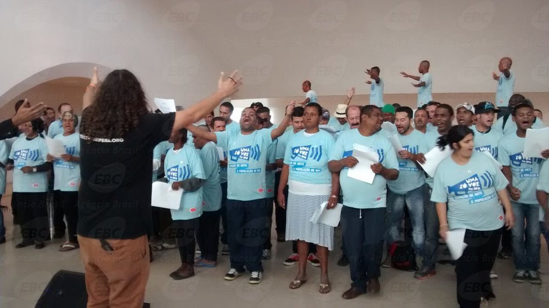 Os visitantes do Museu do Amanhã neste sábado (23) foram surpreendidos com a performance, durante meia hora, de cerca de 100 moradores de rua no foyer do espaço cultural, localizado na Praça Mauá, na revitalizada região portuária da cidade. A apresentação foi a primeira no Rio do projeto Uma Só Voz (WithOneVoice), nascido durante os Jogos de Londres, em 2012, e pioneiro na inclusão da população de rua na agenda artística oficial das Olimpíadas (Foto: Fatima 247) Os visitantes do Museu do Amanhã neste sábado (23) foram surpreendidos com a performance, durante meia hora, de cerca de 100 moradores de rua no foyer do espaço cultural, localizado na Praça Mauá, na revitalizada região portuária da cidade. A apresentação foi a primeira no Rio do projeto Uma Só Voz (WithOneVoice), nascido durante os Jogos de Londres, em 2012, e pioneiro na inclusão da população de rua na agenda artística oficial das Olimpíadas