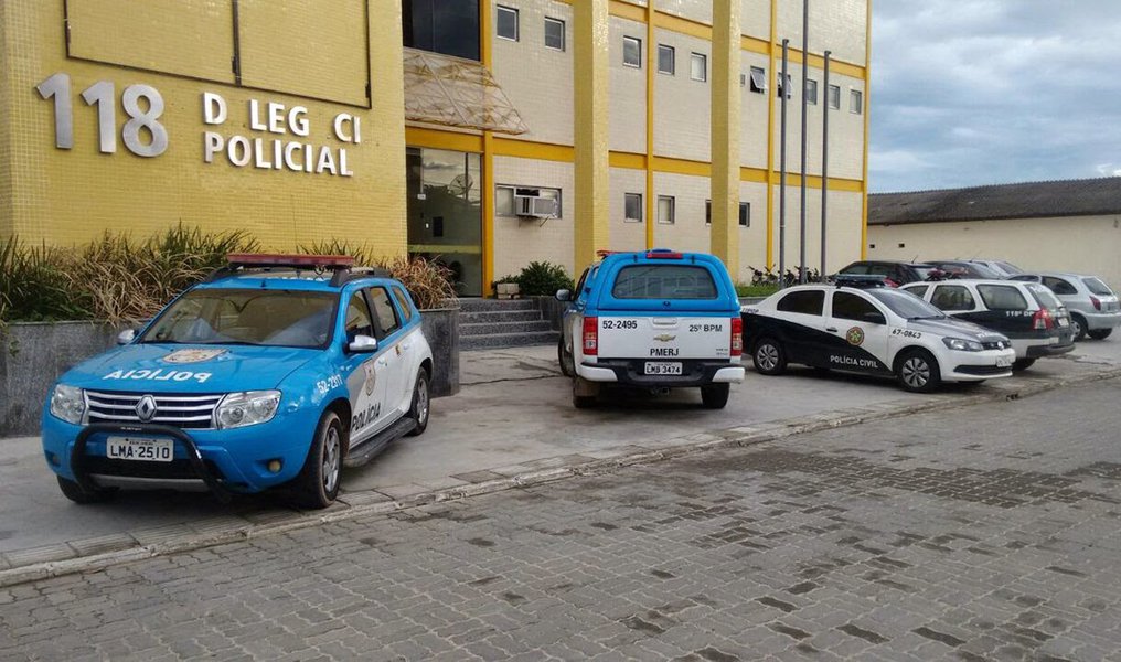 Policiais civis fazem uma operação para cumprir 14 mandados de prisão de suspeitos de vender drogas e cometer homicídios no município de Araruama, na Região dos Lagos fluminense; além dos mandados de prisão, estão sendo cumpridos 24 mandados de busca e apreensão (Foto: Leonardo Lucena) Policiais civis fazem uma operação para cumprir 14 mandados de prisão de suspeitos de vender drogas e cometer homicídios no município de Araruama, na Região dos Lagos fluminense; além dos mandados de prisão, estão sendo cumpridos 24 mandados de busca e apreensão