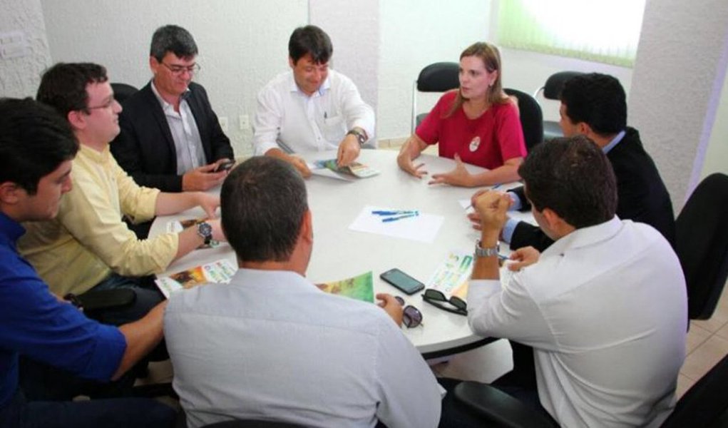A candidata a prefeita de Palmas Cláudia Lélis (PV) teve um encontro com as principais demandas da classe empresarial da Capital e firmou compromissos com o segmento; “É meu compromisso criar uma pasta municipal que será gerida por um técnico, um empresário que conheça nossa realidade, que possa fazer as mudanças necessárias para o crescimento do comércio e que promova o desenvolvimento industrial da nossa, e assim, gerar mais emprego e renda aos palmenses”, prometeu; as declarações foram concedidas, nessa quinta-feira (15), durante reunião com a diretoria da Associação Comercial e Industrial de Palmas (Acipa) (Foto: Leonardo Lucena) A candidata a prefeita de Palmas Cláudia Lélis (PV) teve um encontro com as principais demandas da classe empresarial da Capital e firmou compromissos com o segmento; “É meu compromisso criar uma pasta municipal que será gerida por um técnico, um empresário que conheça nossa realidade, que possa fazer as mudanças necessárias para o crescimento do comércio e que promova o desenvolvimento industrial da nossa, e assim, gerar mais emprego e renda aos palmenses”, prometeu; as declarações foram concedidas, nessa quinta-feira (15), durante reunião com a diretoria da Associação Comercial e Industrial de Palmas (Acipa)