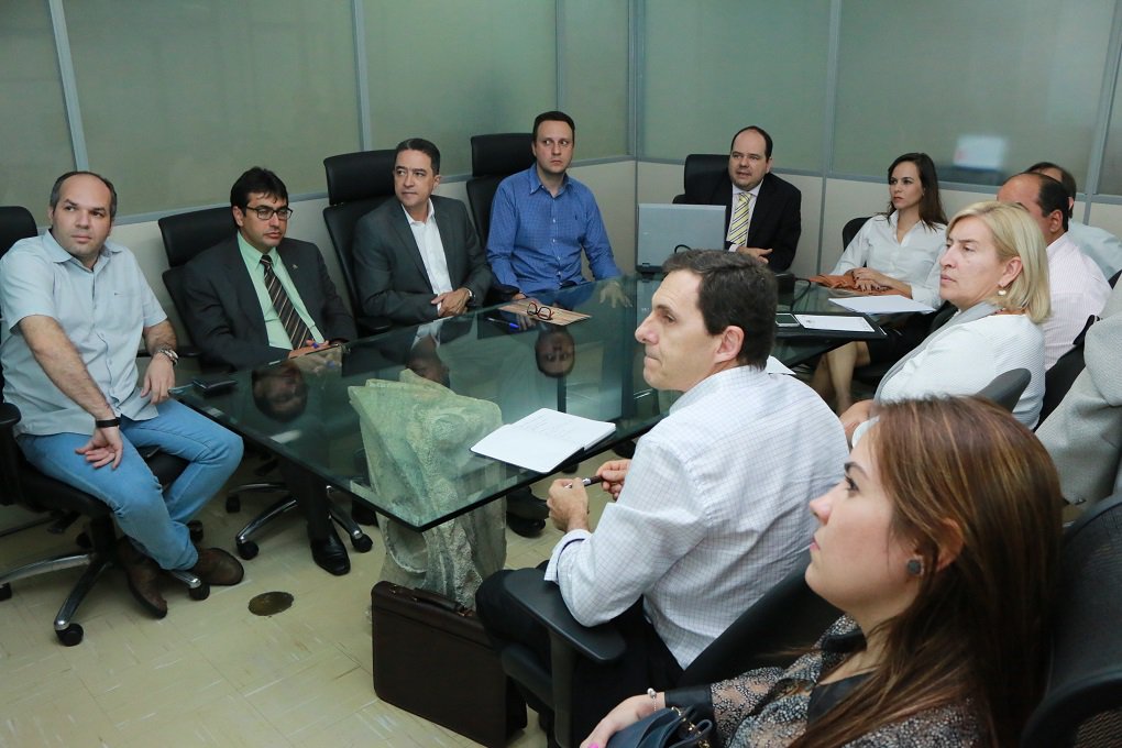 Com 79 municípios e déficit habitacional de 70 mil unidades habitacionais, Mato Grosso do Sul busca a experiência de Goiás com o Cheque Mais Moradia para implantação do modelo na política de habitação do Estado; Agehab e a Secretaria da Fazenda (Sefaz) receberam esta semana visita da secretária de Habitação e diretora-presidente da Agência de Habitação Popular (Agehab), Maria do Carmo Avesani, que veio conhecer os detalhes de funcionamento do programa, que acaba de ter uma de suas modalidades, o Cheque Reforma, adotado pelo governo interino de Michel Temer como seu primeiro programa social (Foto: José Barbacena) Com 79 municípios e déficit habitacional de 70 mil unidades habitacionais, Mato Grosso do Sul busca a experiência de Goiás com o Cheque Mais Moradia para implantação do modelo na política de habitação do Estado; Agehab e a Secretaria da Fazenda (Sefaz) receberam esta semana visita da secretária de Habitação e diretora-presidente da Agência de Habitação Popular (Agehab), Maria do Carmo Avesani, que veio conhecer os detalhes de funcionamento do programa, que acaba de ter uma de suas modalidades, o Cheque Reforma, adotado pelo governo interino de Michel Temer como seu primeiro programa social