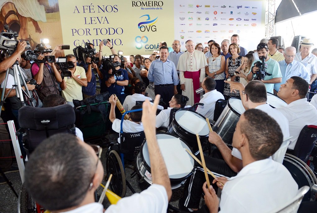 Centro de Apoio ao Romeiro (CAR) iniciou nesta sexta-feira o atendimento aos peregrinos a caminho de Trindade; CAR é iniciativa do Governo do Estado, desenvolvida pela Organização das Voluntárias de Goiás (OVG); o Centro oferece leite com canela, café, chá, suco, pão e água; atendimento aos romeiros prosseguirá até o dia 03 de julho, data de encerramento da romaria; a barraca da OVG funciona 24 horas e tem o apoio de mais de 750 pessoas (Foto: José Barbacena) Centro de Apoio ao Romeiro (CAR) iniciou nesta sexta-feira o atendimento aos peregrinos a caminho de Trindade; CAR é iniciativa do Governo do Estado, desenvolvida pela Organização das Voluntárias de Goiás (OVG); o Centro oferece leite com canela, café, chá, suco, pão e água; atendimento aos romeiros prosseguirá até o dia 03 de julho, data de encerramento da romaria; a barraca da OVG funciona 24 horas e tem o apoio de mais de 750 pessoas